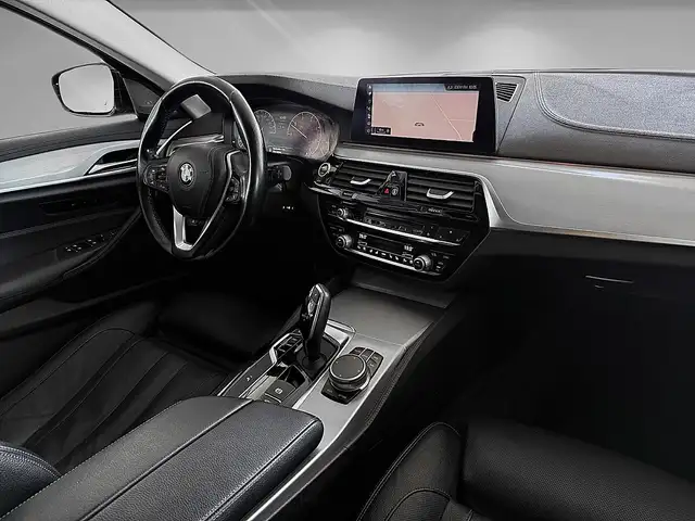 BMW 5 Series view 10