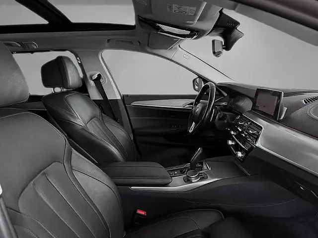 BMW 5 Series view 8