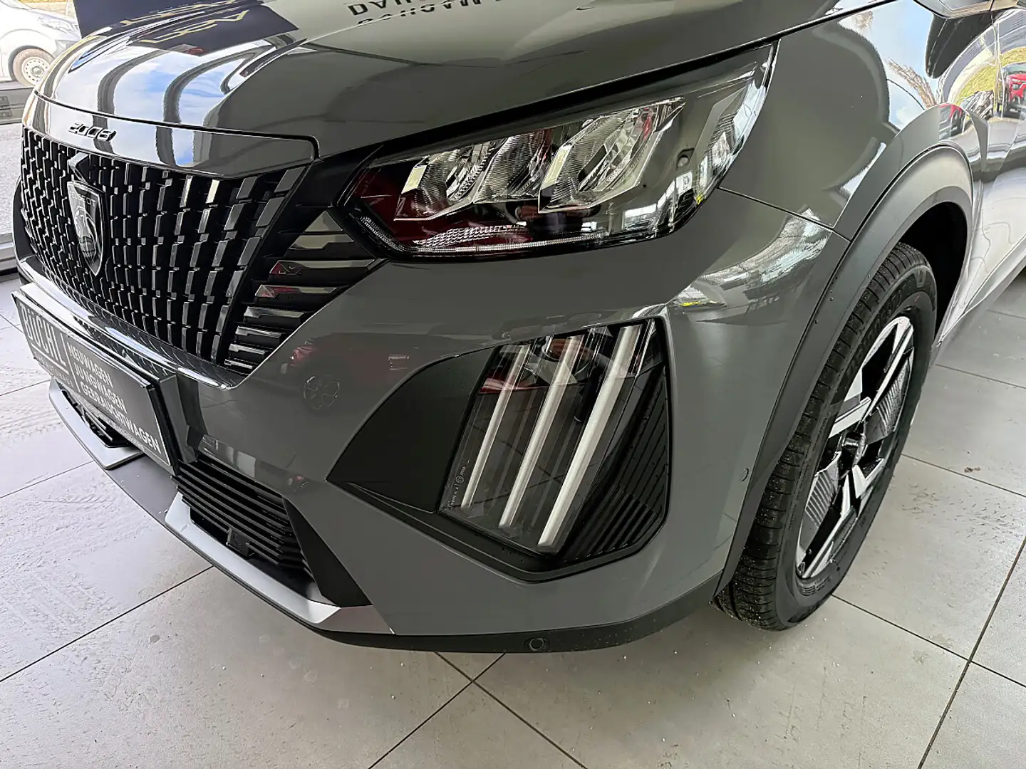 Peugeot 2008 Hybrid 110 e-DCS6 Allure Grau - 2