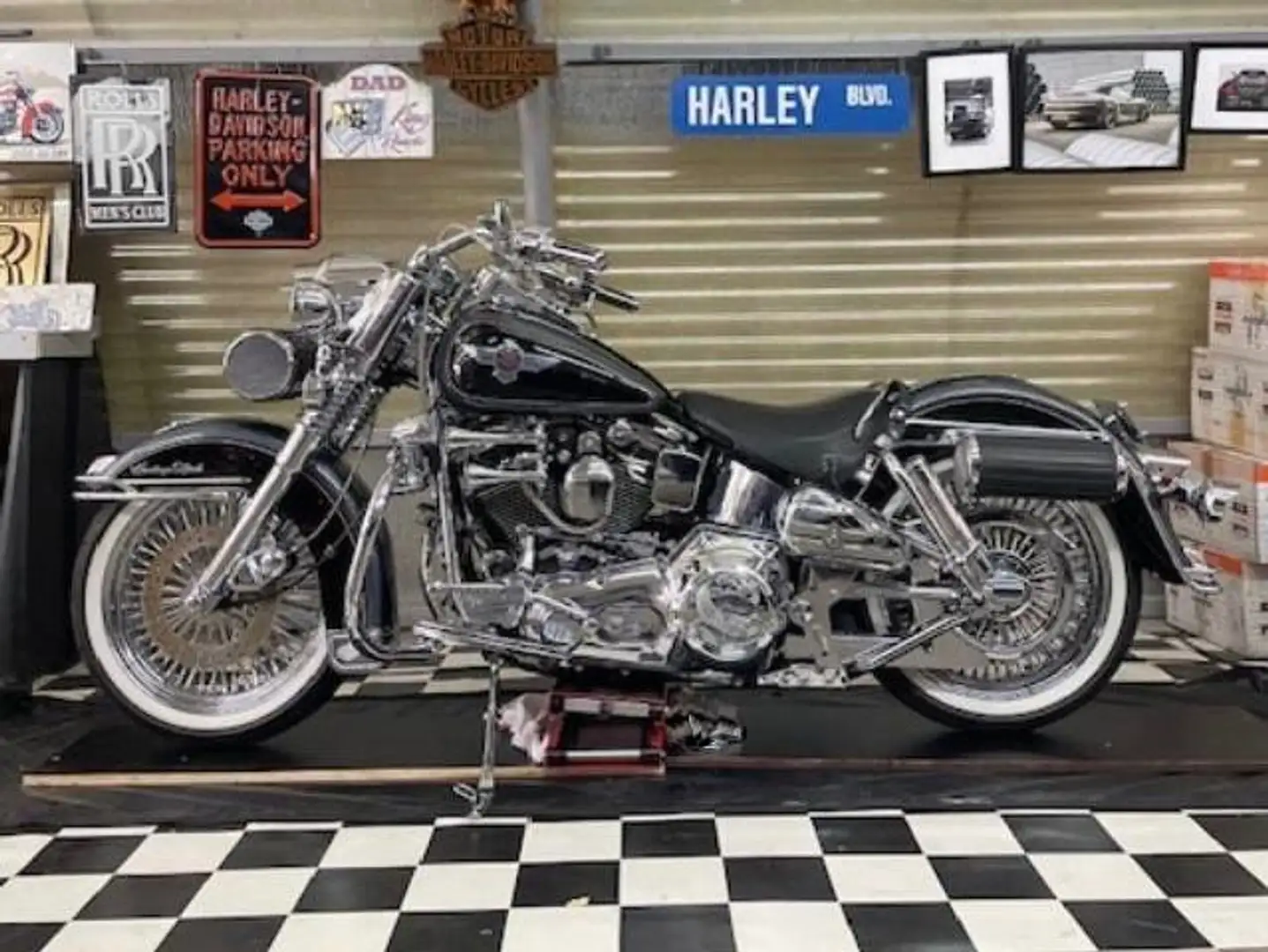 Harley-Davidson Heritage Softail FLSTN Heritage Special Black - 1