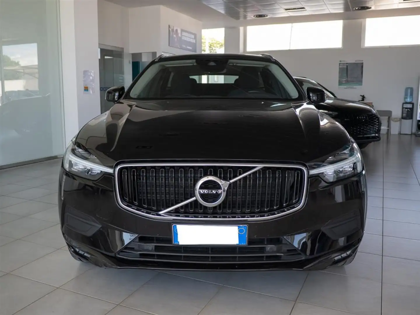 Volvo XC60 Momentum Pro AWD B4 36 MESI DI GARANZIA Nero - 2