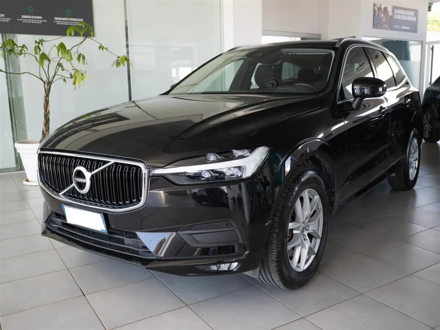 Volvo XC60 Momentum Pro AWD B4 36 MESI DI GARANZIA Nero - 1