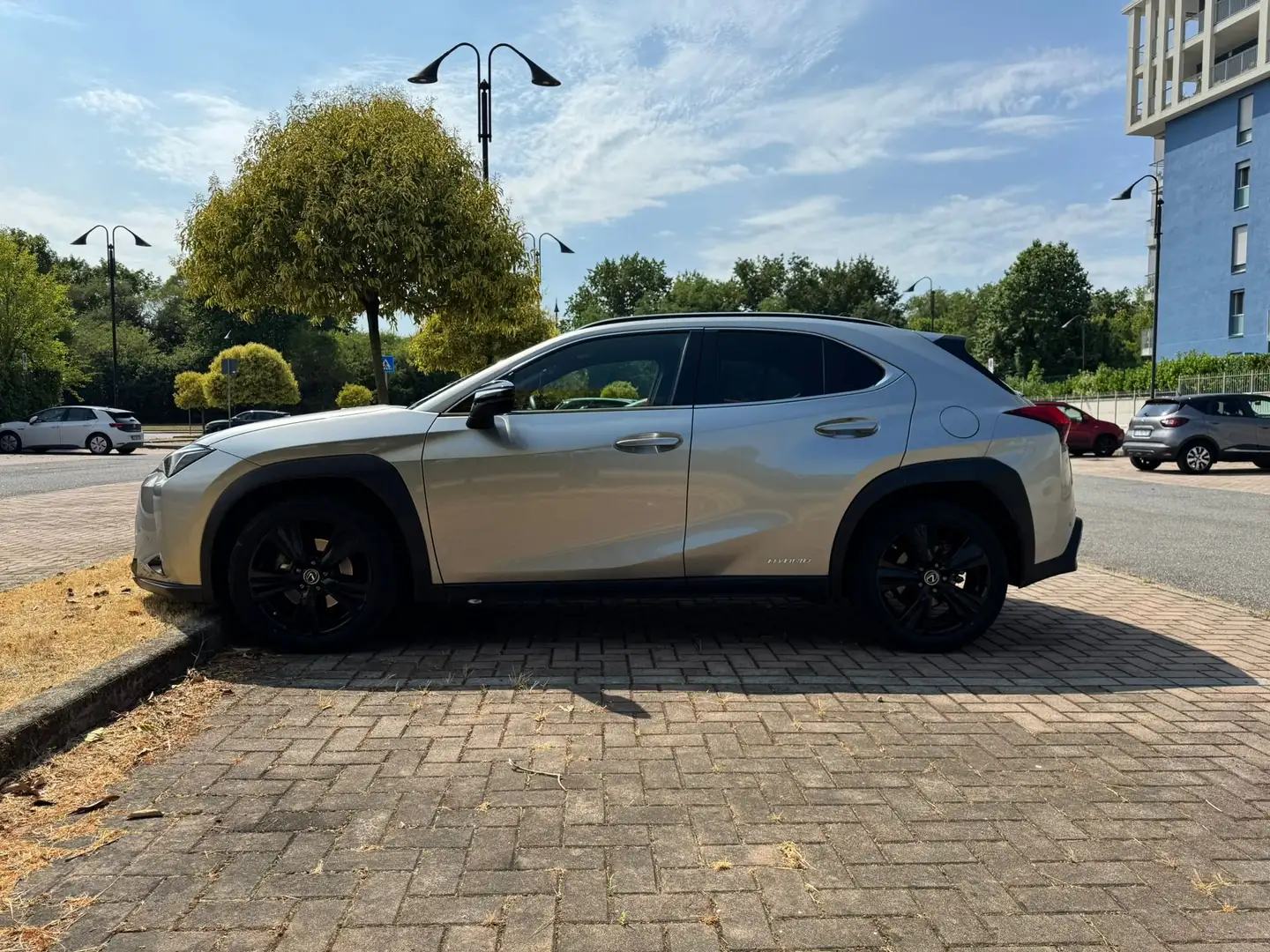 Lexus UX 250h 4WD "Midnight" Ezüst - 2