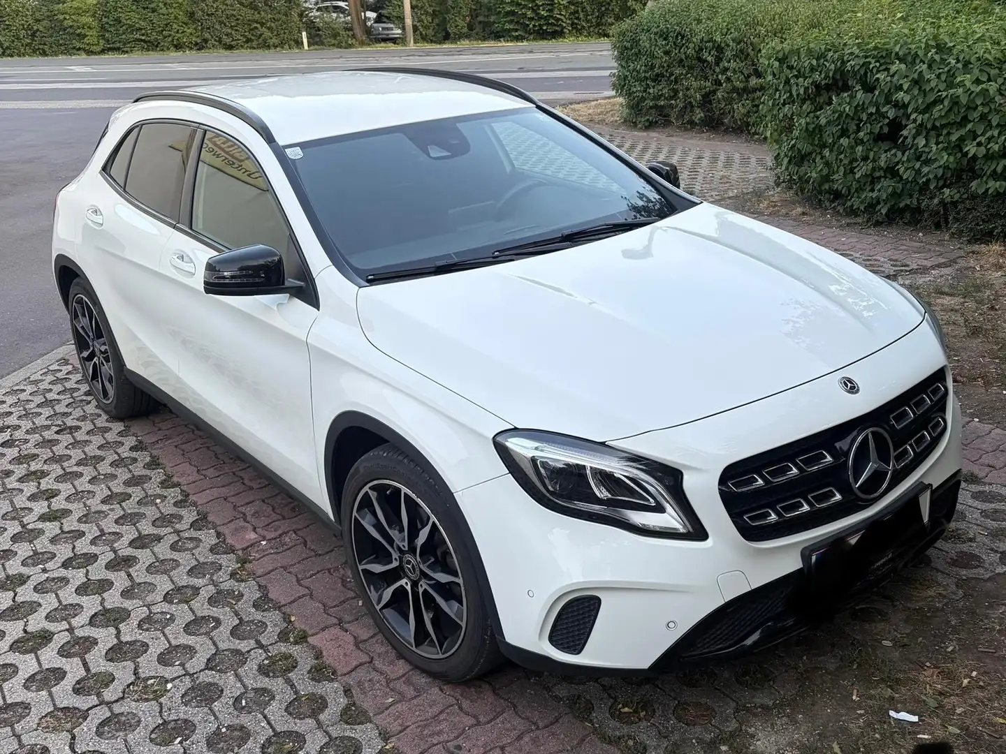 Mercedes-Benz GLA 180 GLA 180 d Aut. Weiß - 1