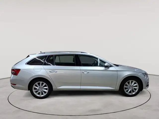Skoda Superb view 3