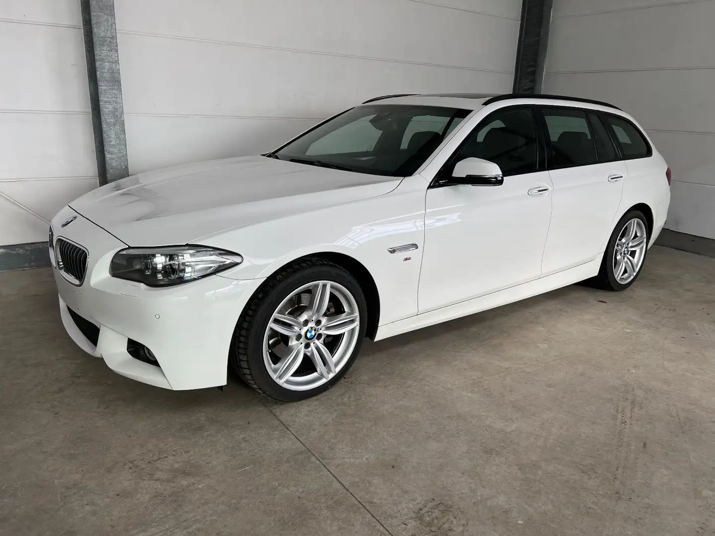 BMW 520 d Touring M-Sport + Innovation + HUD + Pano Weiß - 1