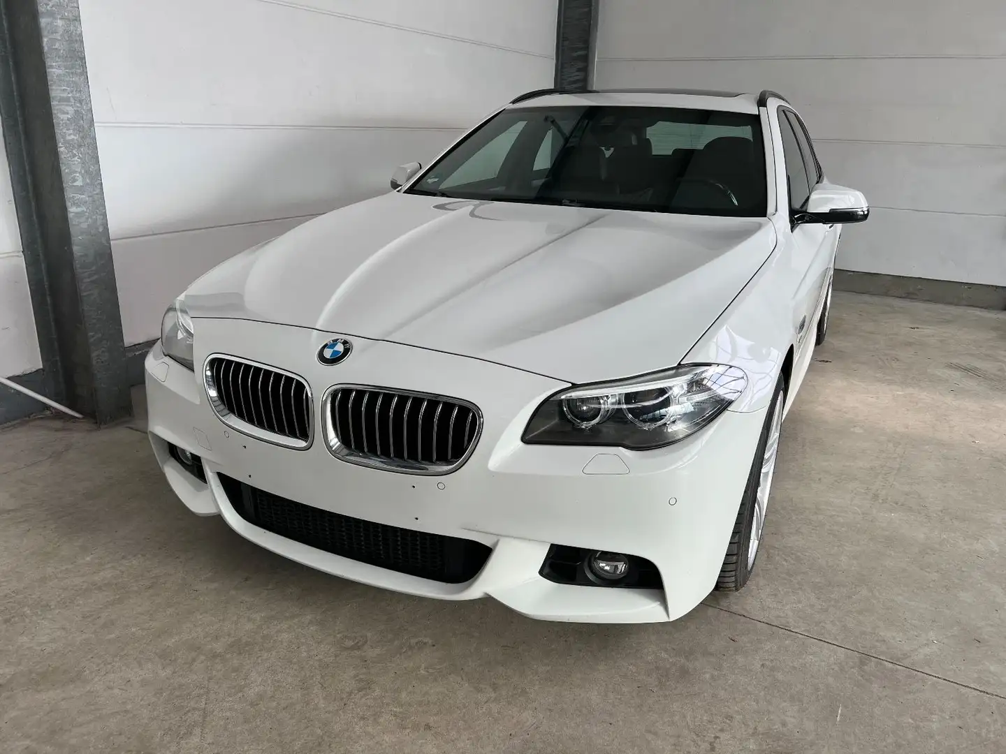 BMW 520 d Touring M-Sport + Innovation + HUD + Pano Weiß - 2