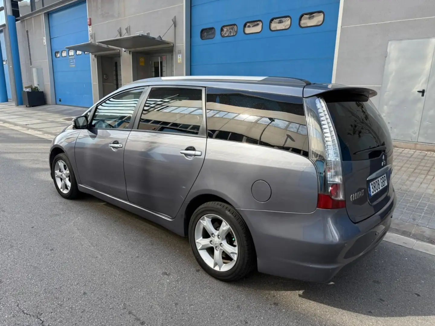 Mitsubishi Grandis 2.0DI-D Intense Plus Gris - 2