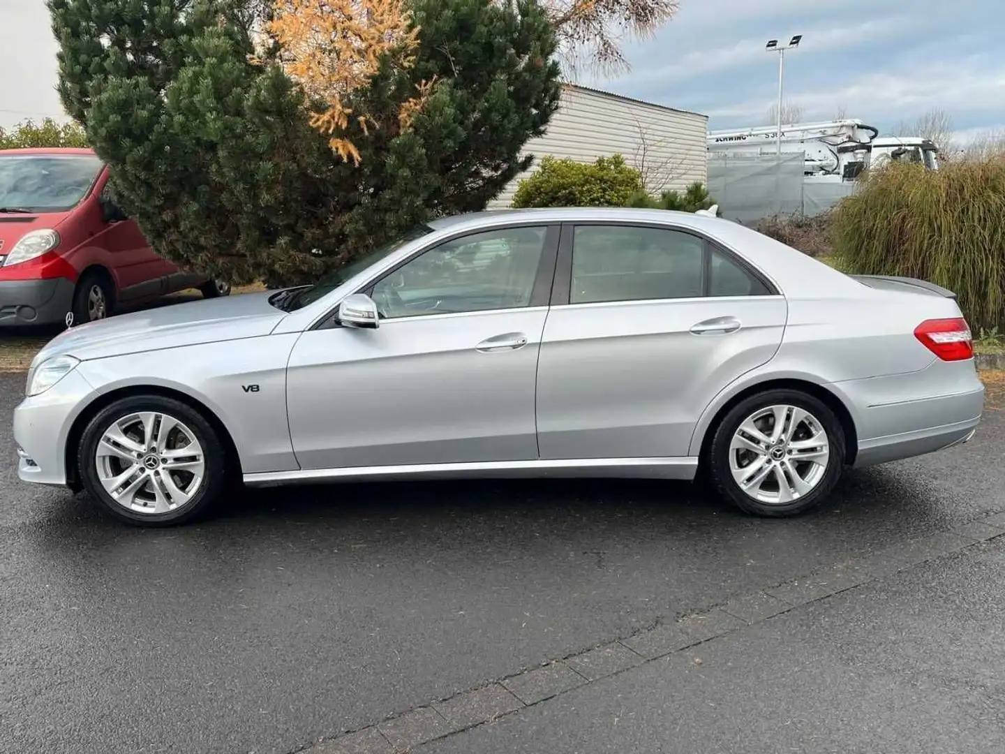 Mercedes-Benz E 500 AVANTGARDE /NAVI/TEMPO/LEDER/ LUFTFAHRWERK Stříbrná - 2