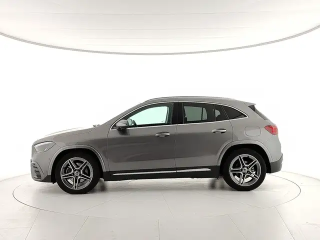 Mercedes-Benz Gla view 2