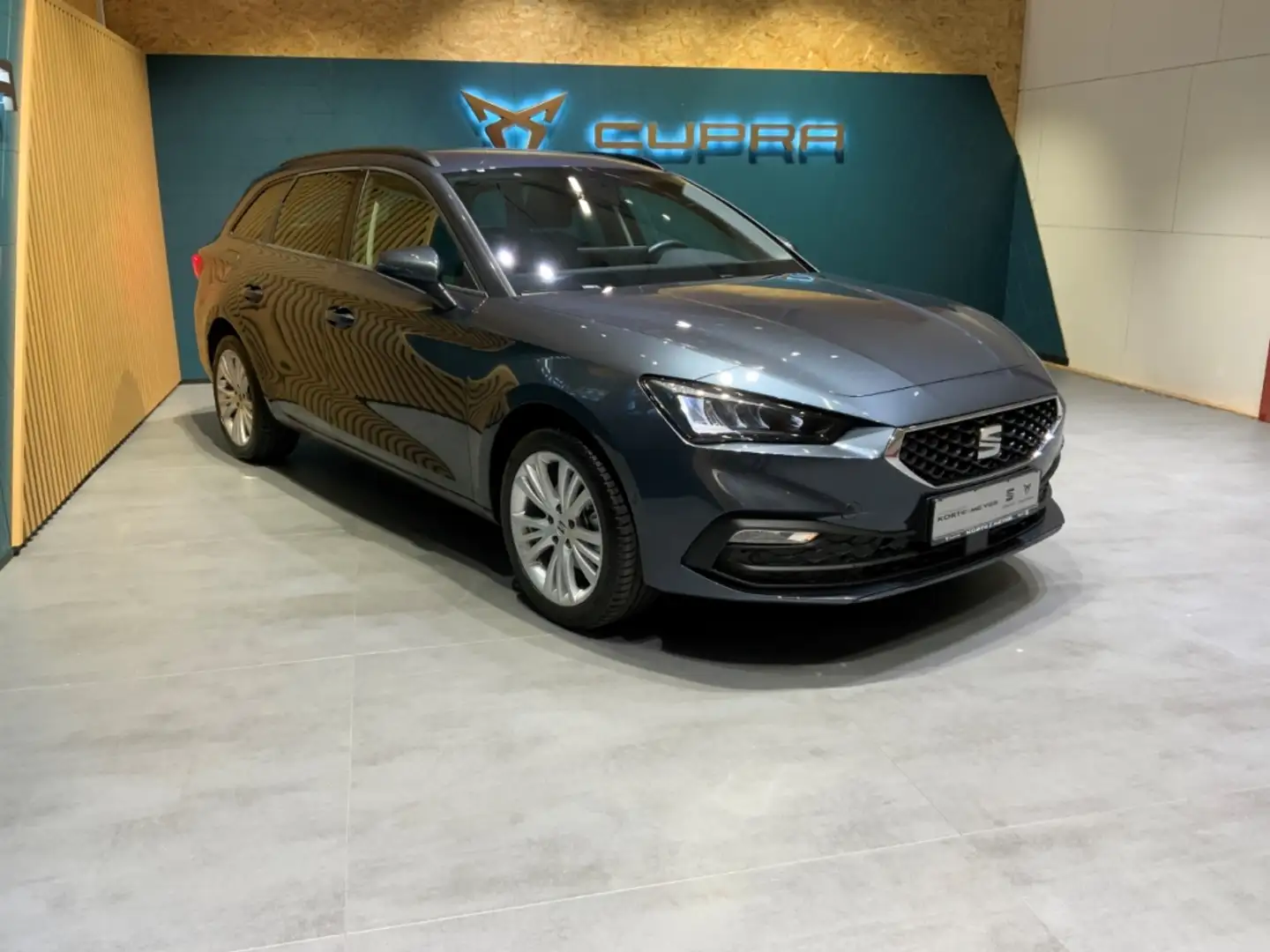 SEAT Leon Sportstourer Style Edition 1.5eTSI DSG+NAVI Grau - 2