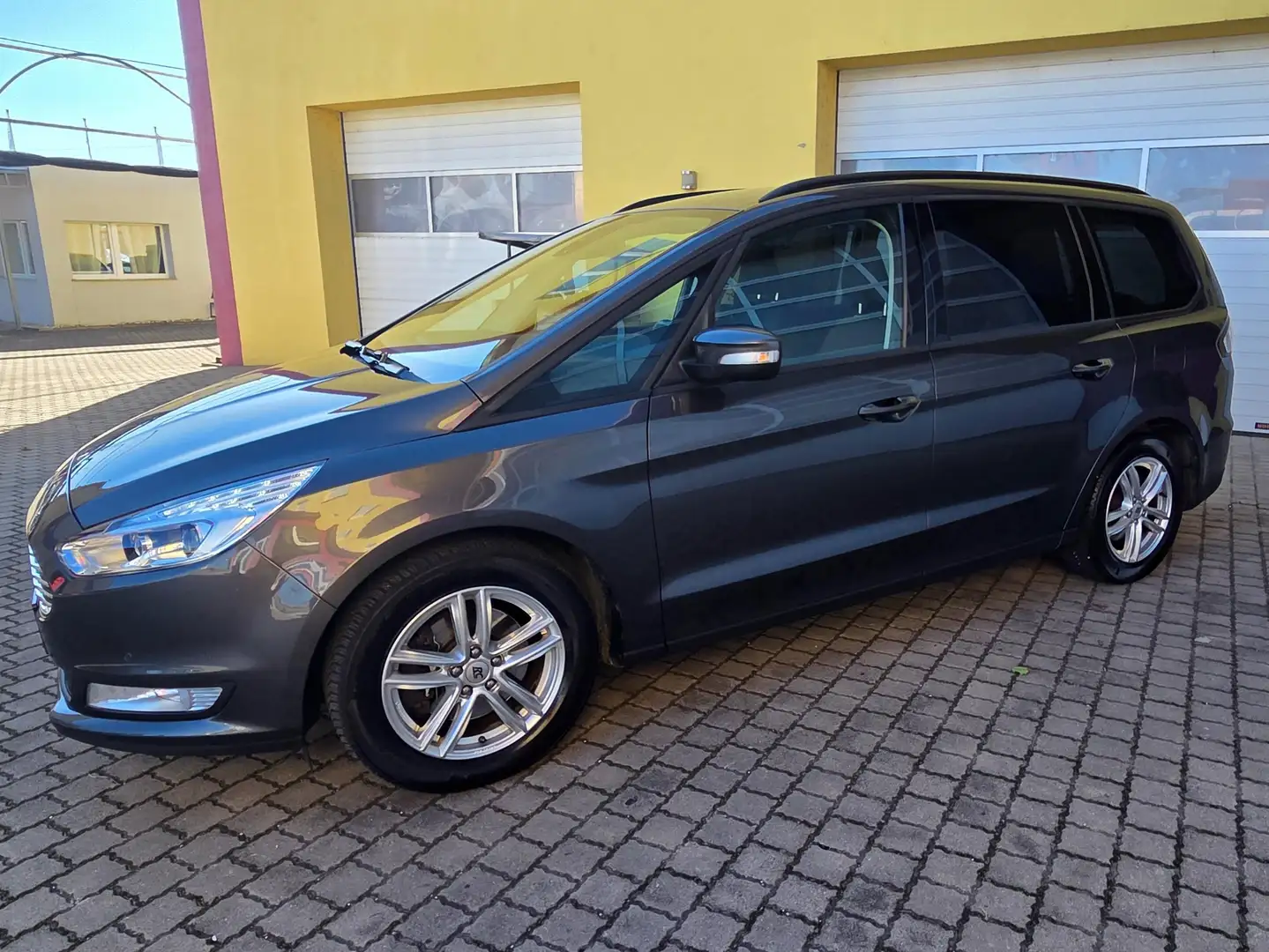Ford Galaxy 7 SITZER* PDC VO+HI/NAV/FREISPRECH/LED/SHZG/TEMP/* Gris - 2