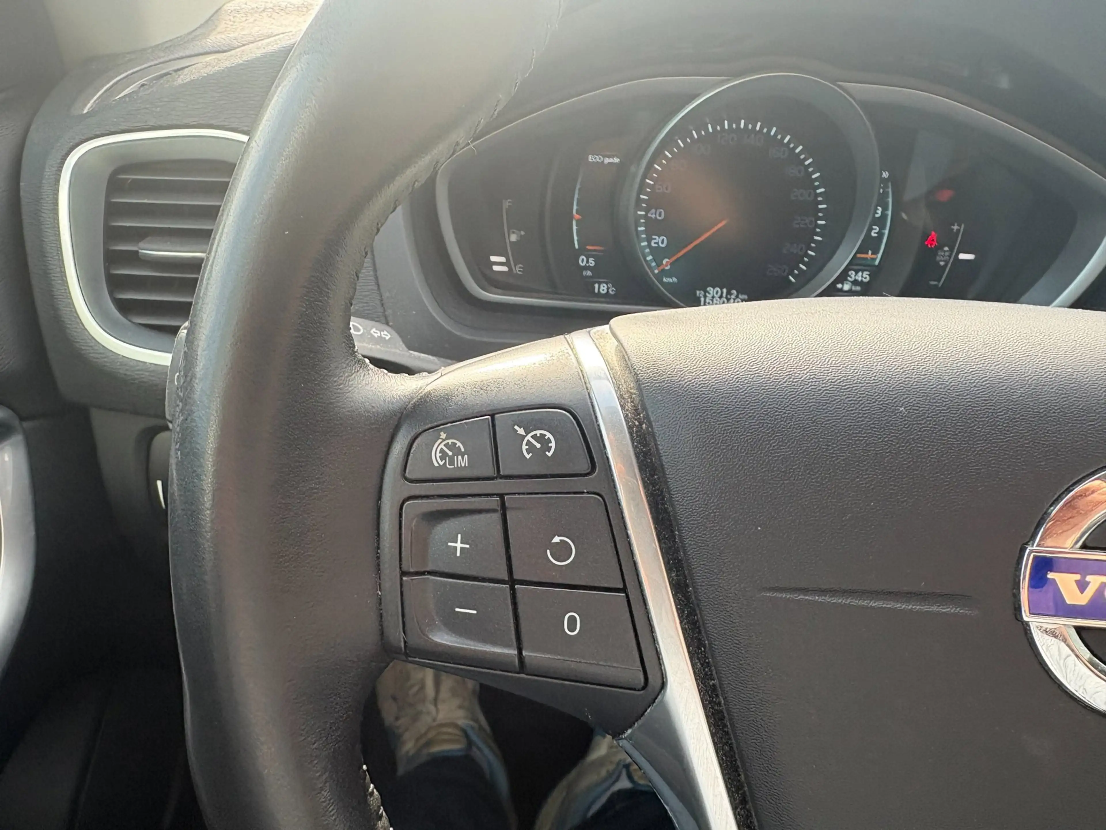 Volvo V40 2.0 D2 R-Design Business — photo 16