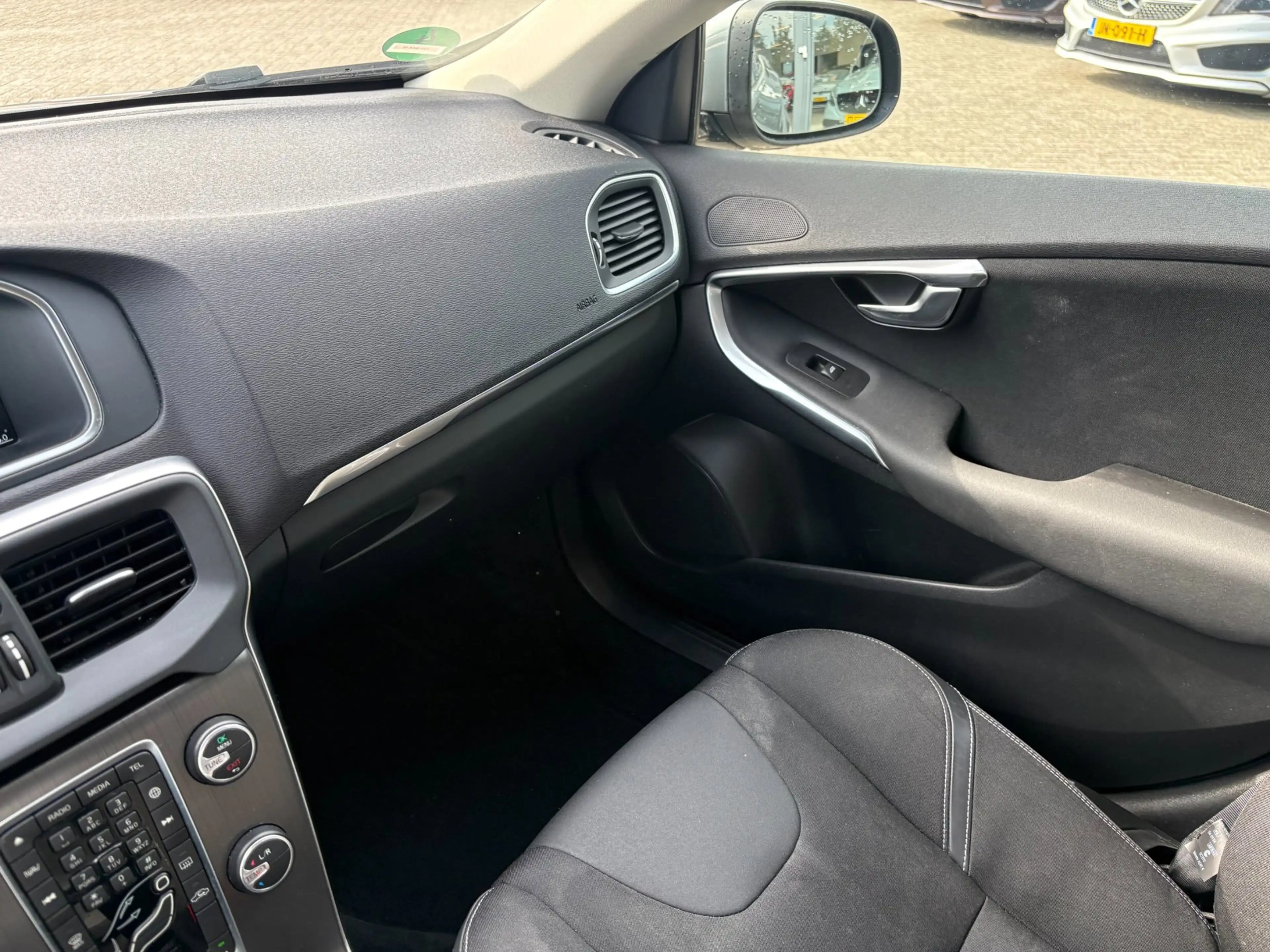 Volvo V40 2.0 D2 R-Design Business — photo 21