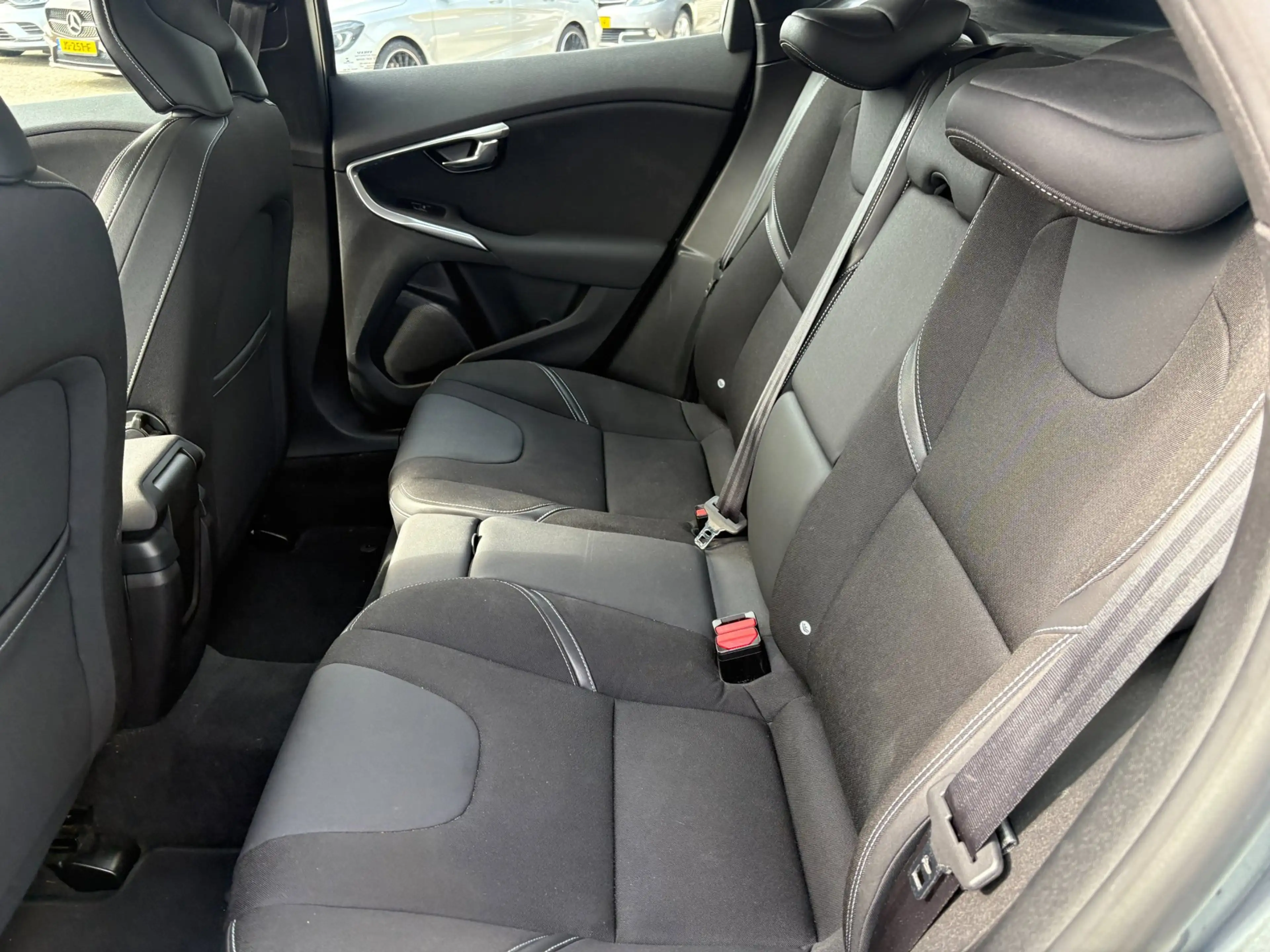 Volvo V40 2.0 D2 R-Design Business — photo 14