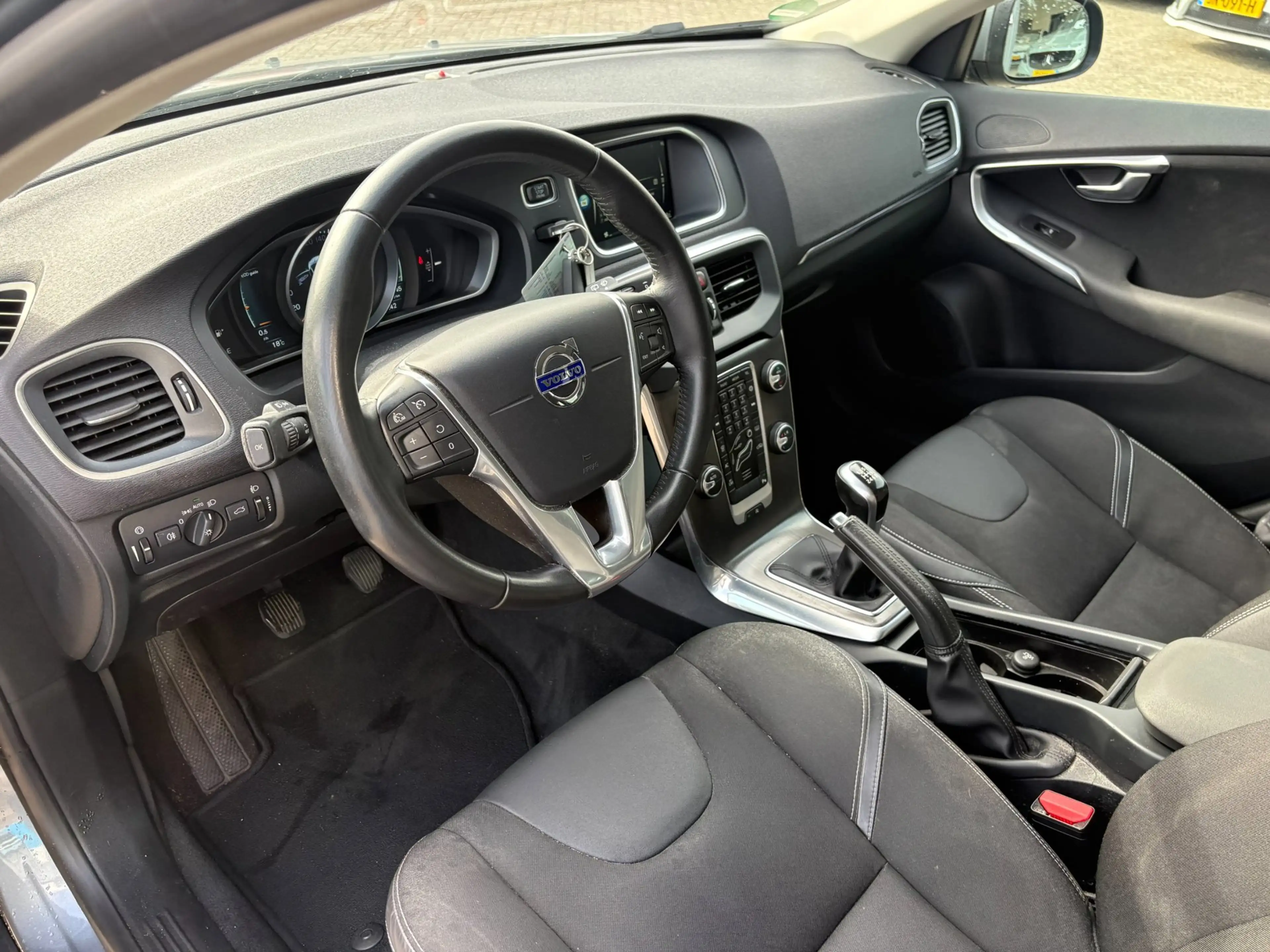 Volvo V40 2.0 D2 R-Design Business — photo 12