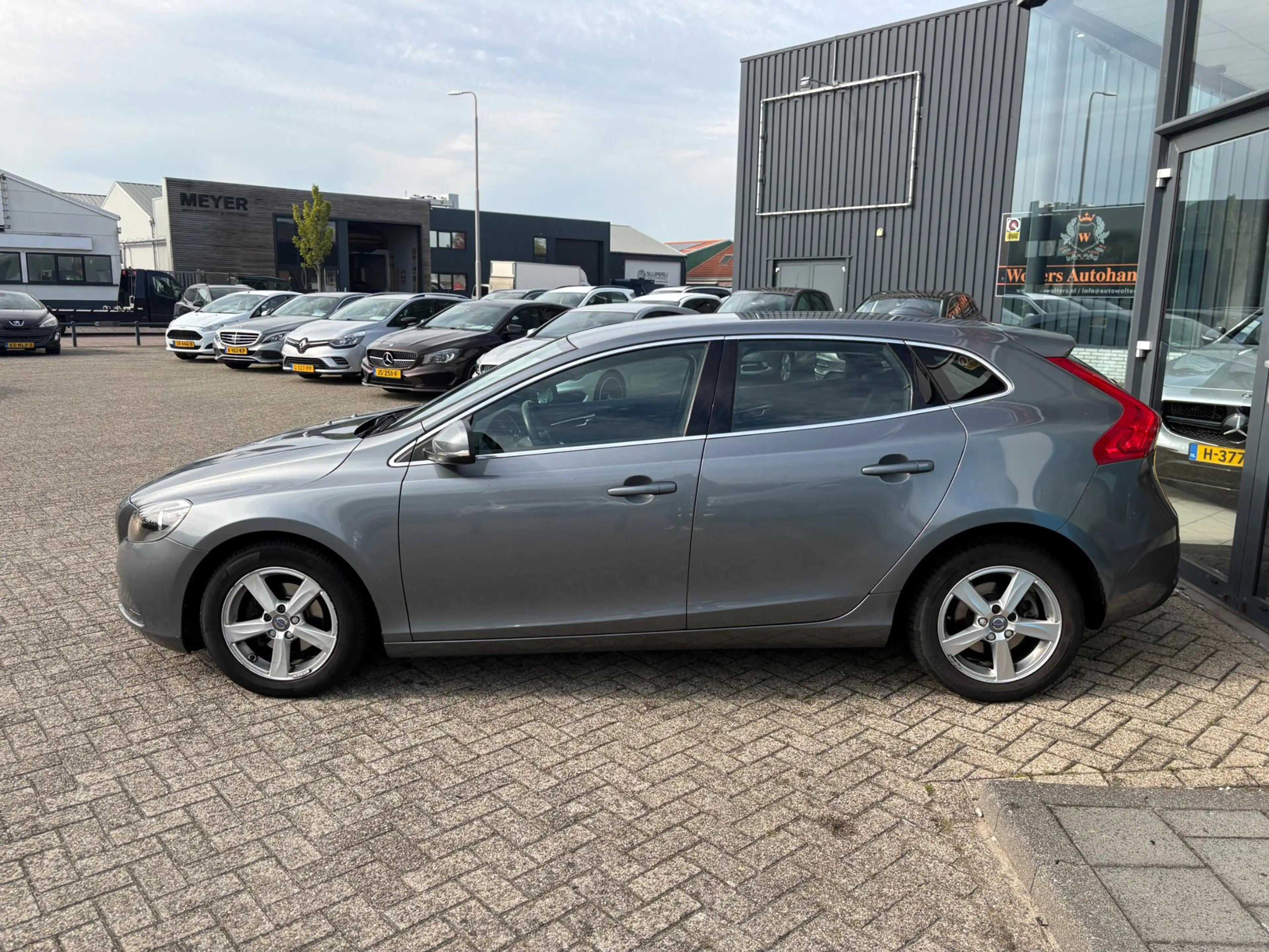 Volvo V40 2.0 D2 R-Design Business — photo 6