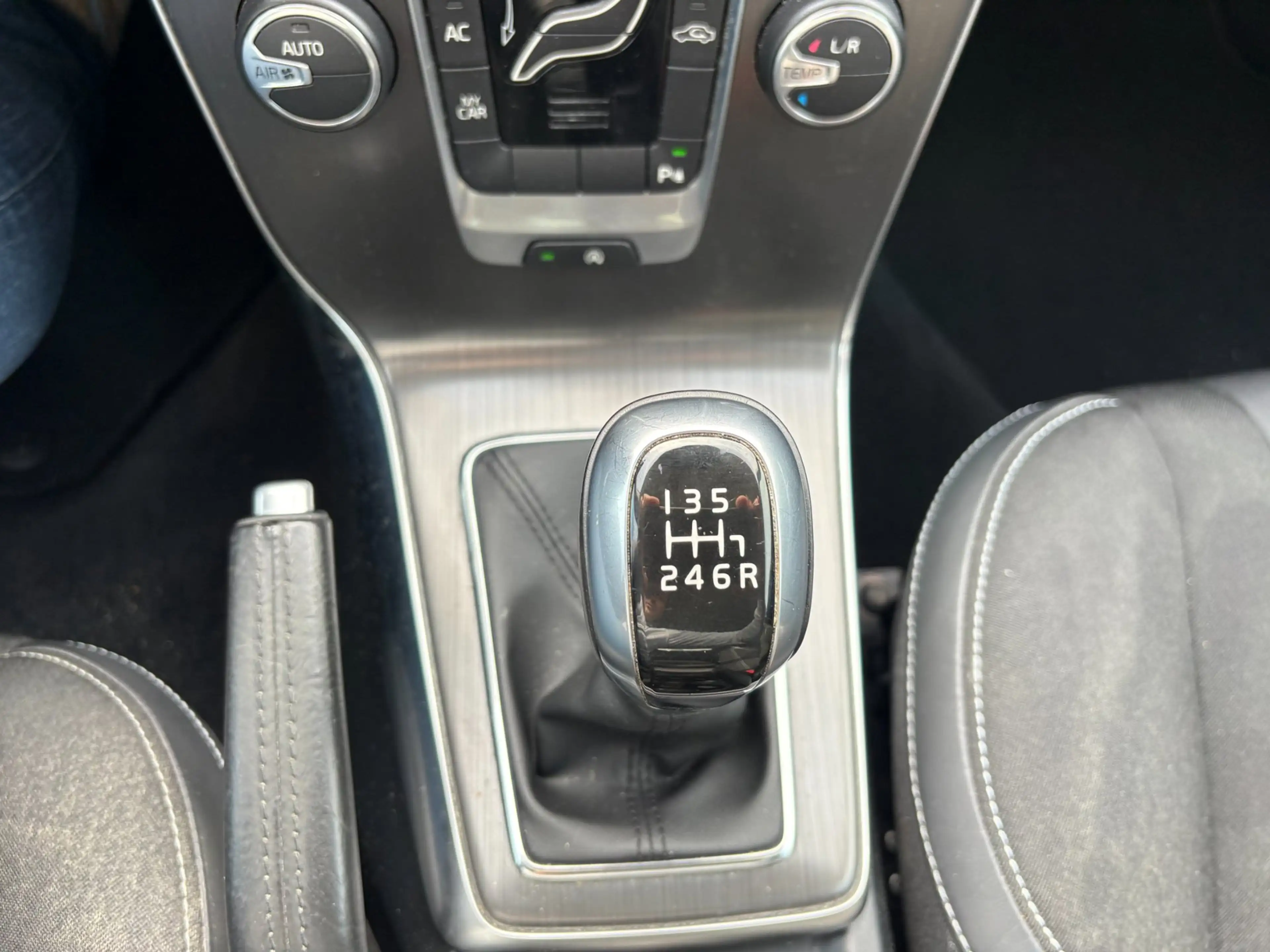 Volvo V40 2.0 D2 R-Design Business — photo 19