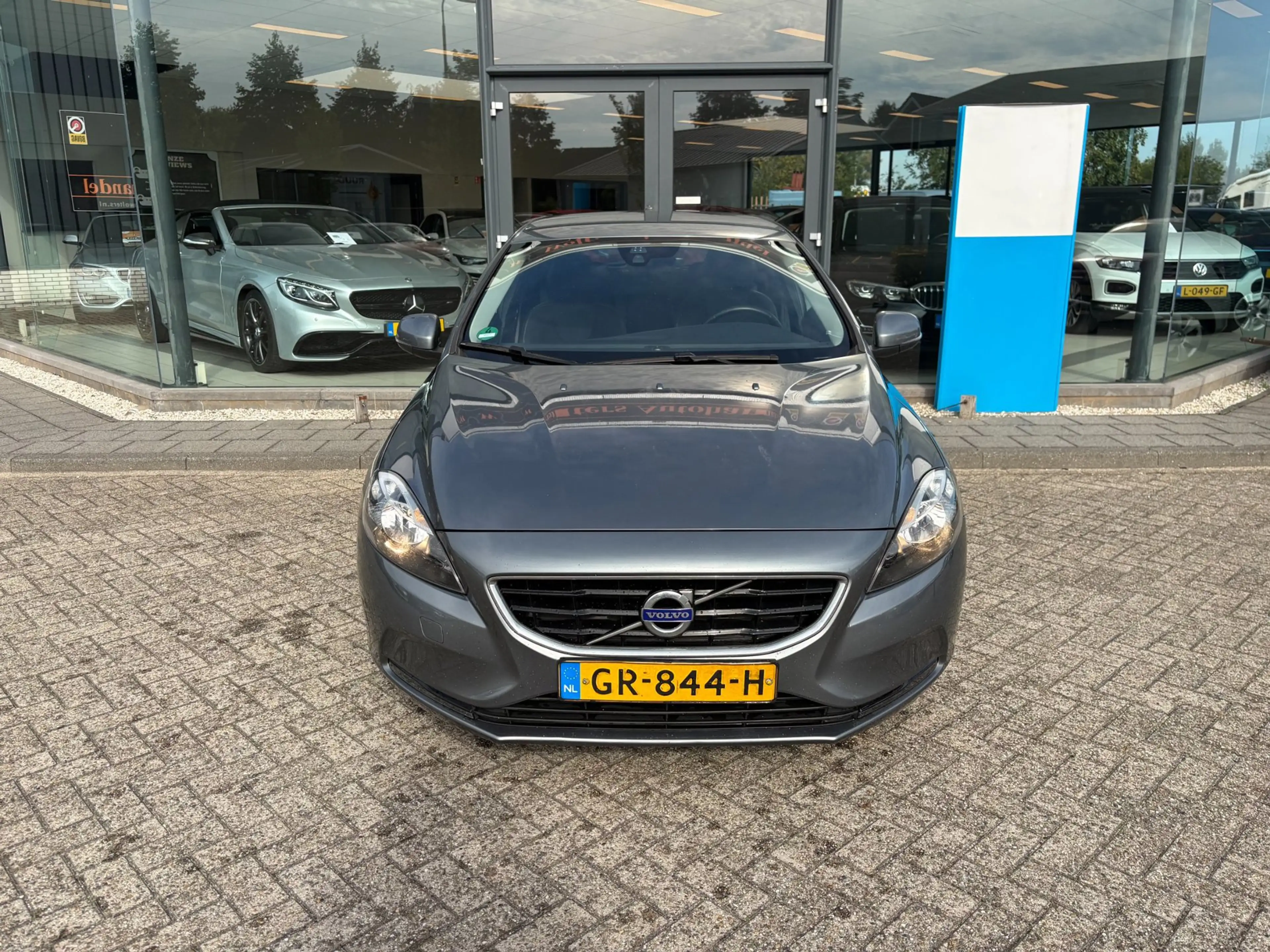 Volvo V40 2.0 D2 R-Design Business — photo 2