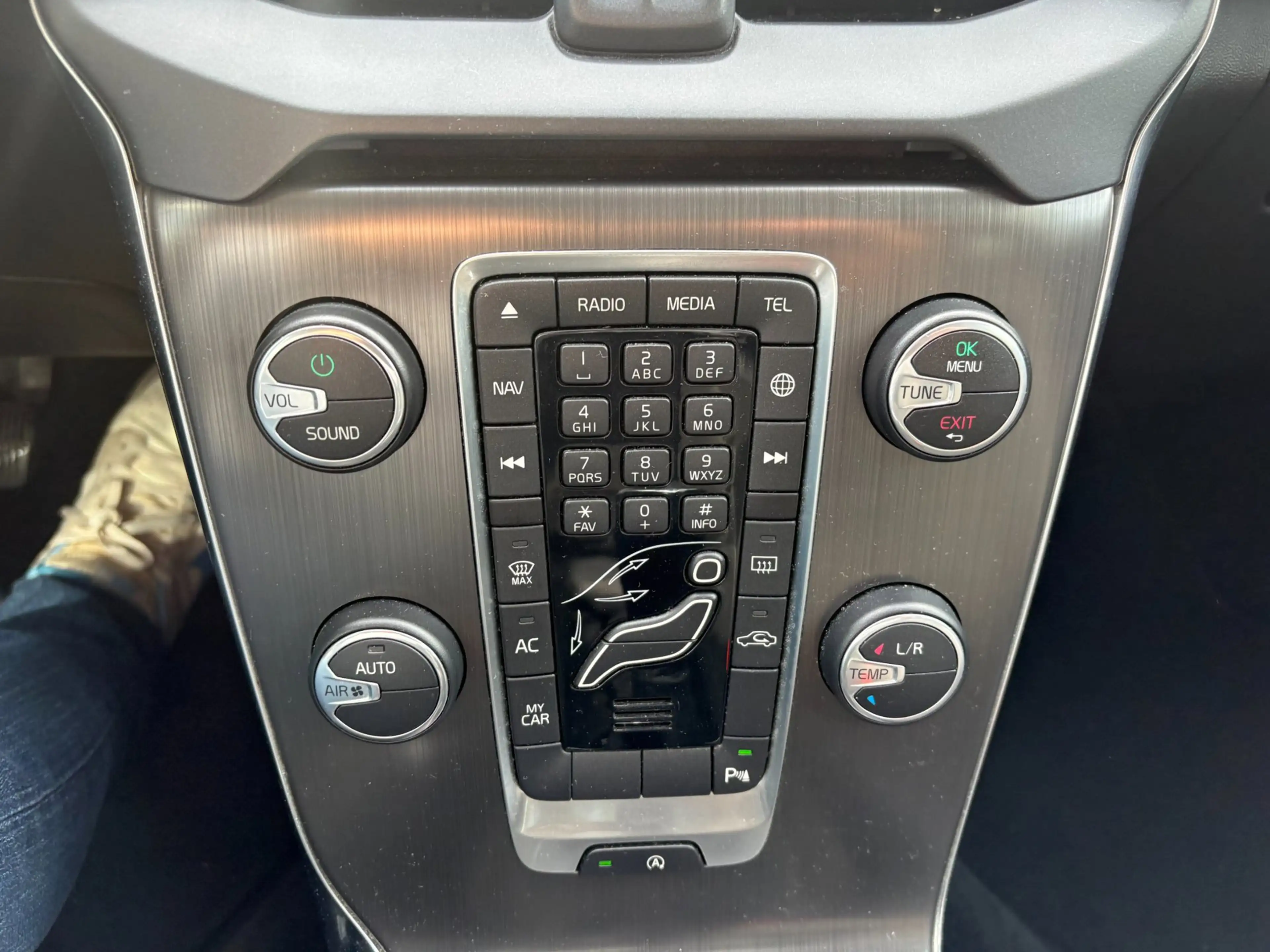 Volvo V40 2.0 D2 R-Design Business — photo 18