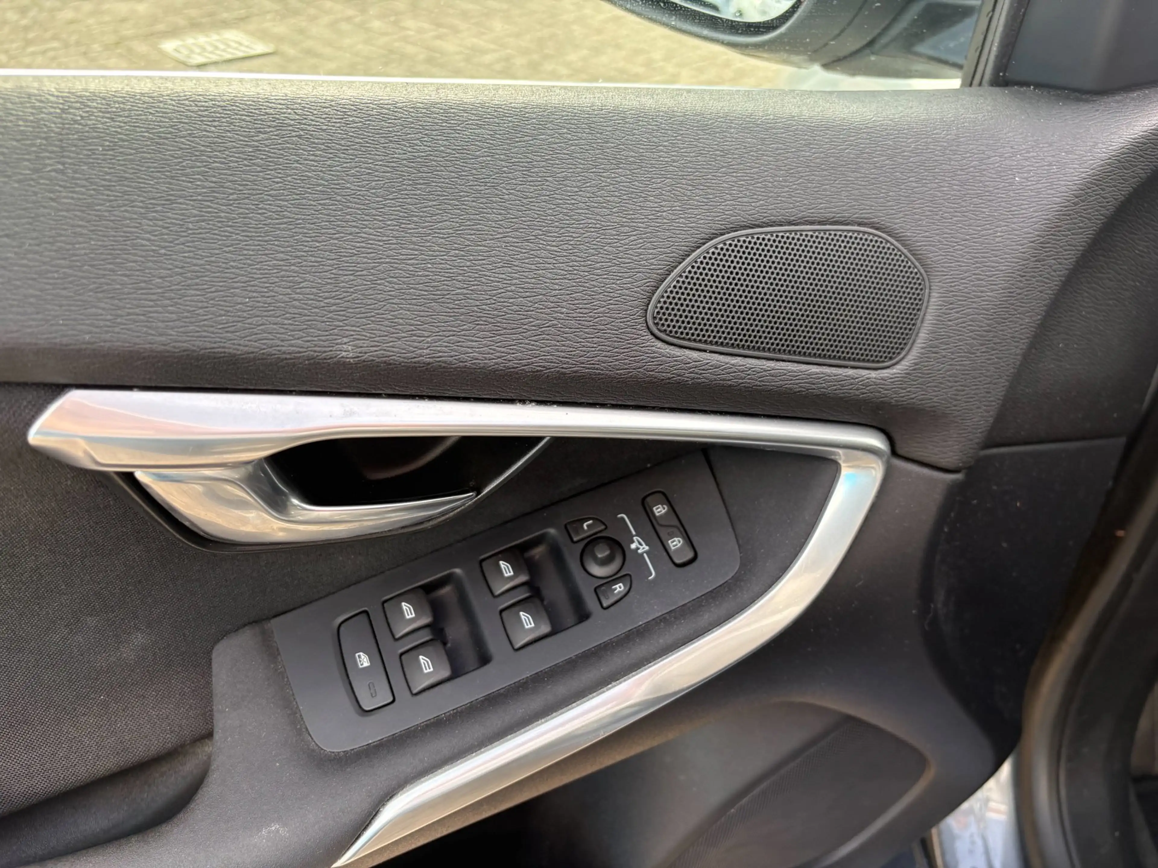 Volvo V40 2.0 D2 R-Design Business — photo 15