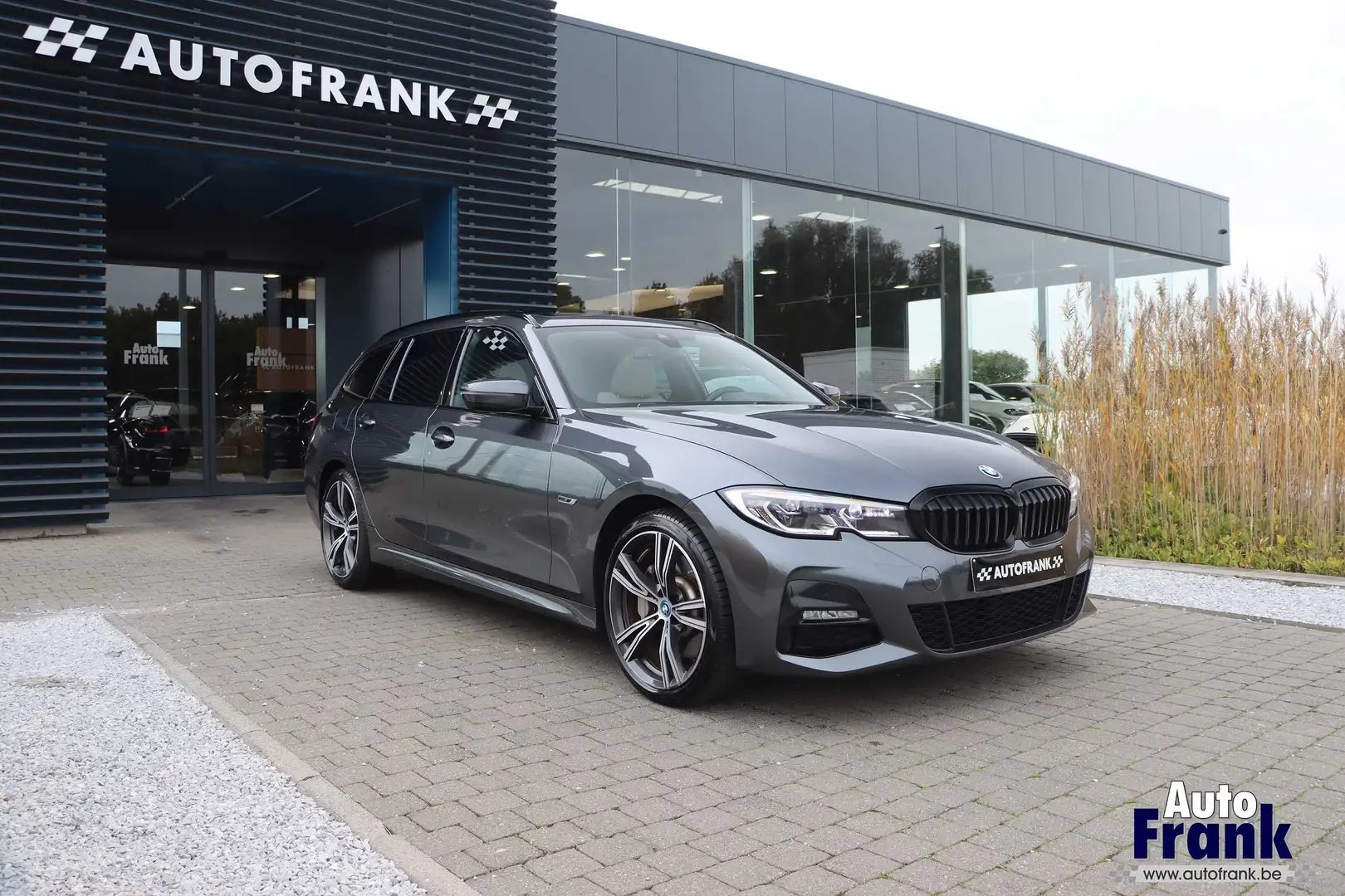 BMW 330 E TOUR / M-SPORT / PANO / MEMO / LASR / HUD / 19" Grijs - 1