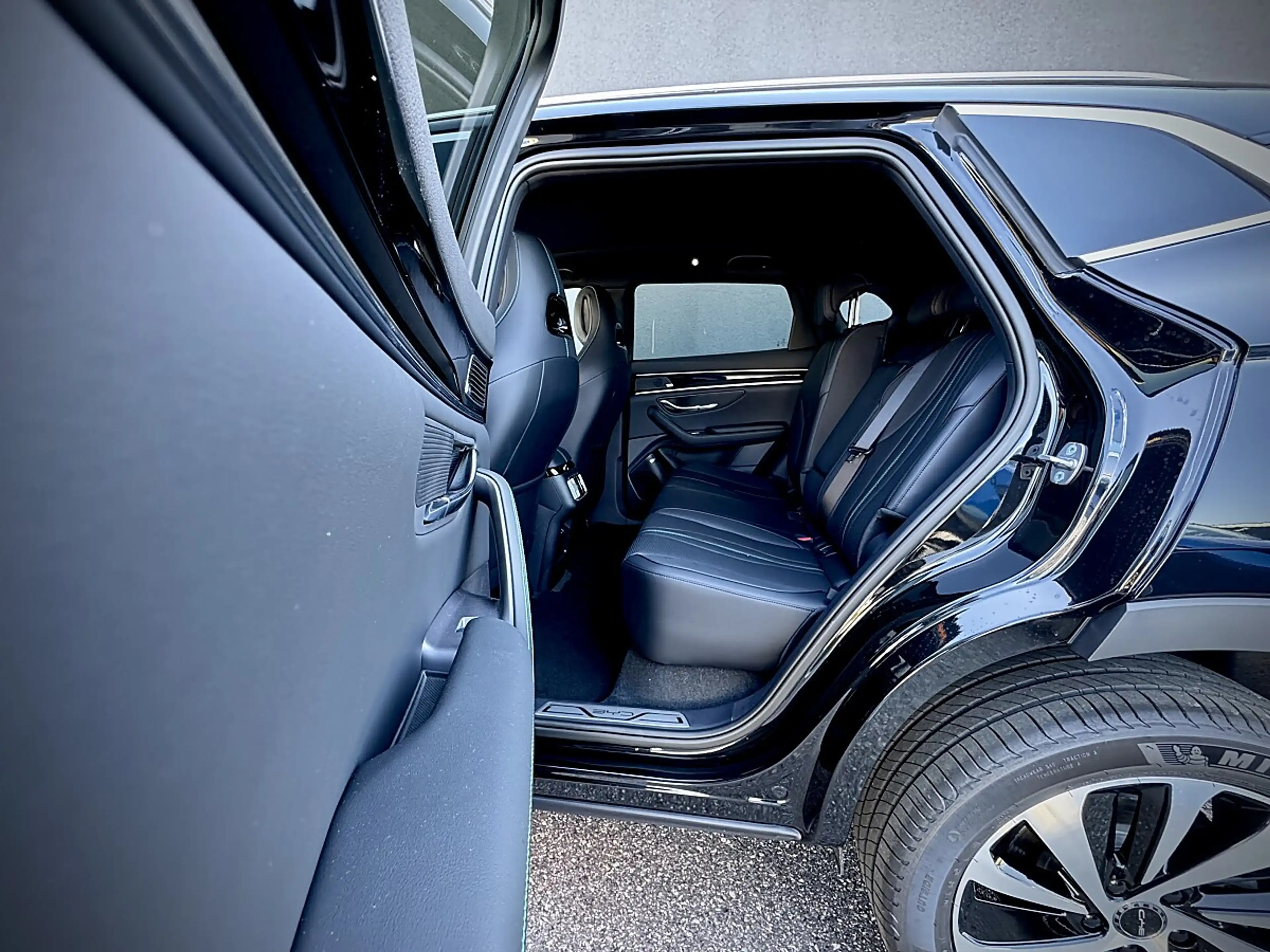 BYD Seal U DM-i PHEV 18,3kWh AWD Design LEASING AKTION — photo 8