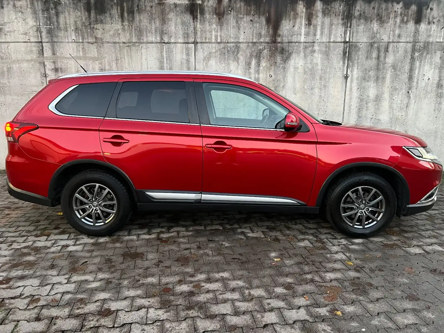 Mitsubishi Outlander 2.2 DI-D Top ClearTec 4WD Autom.*7Sitz Rouge - 2