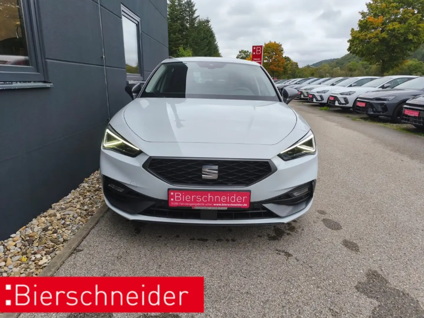 SEAT Leon 1.5 eTSI DSG FR ab 269EUR 0EUR ANZAHLUNG Fahrass. Weiß - 1