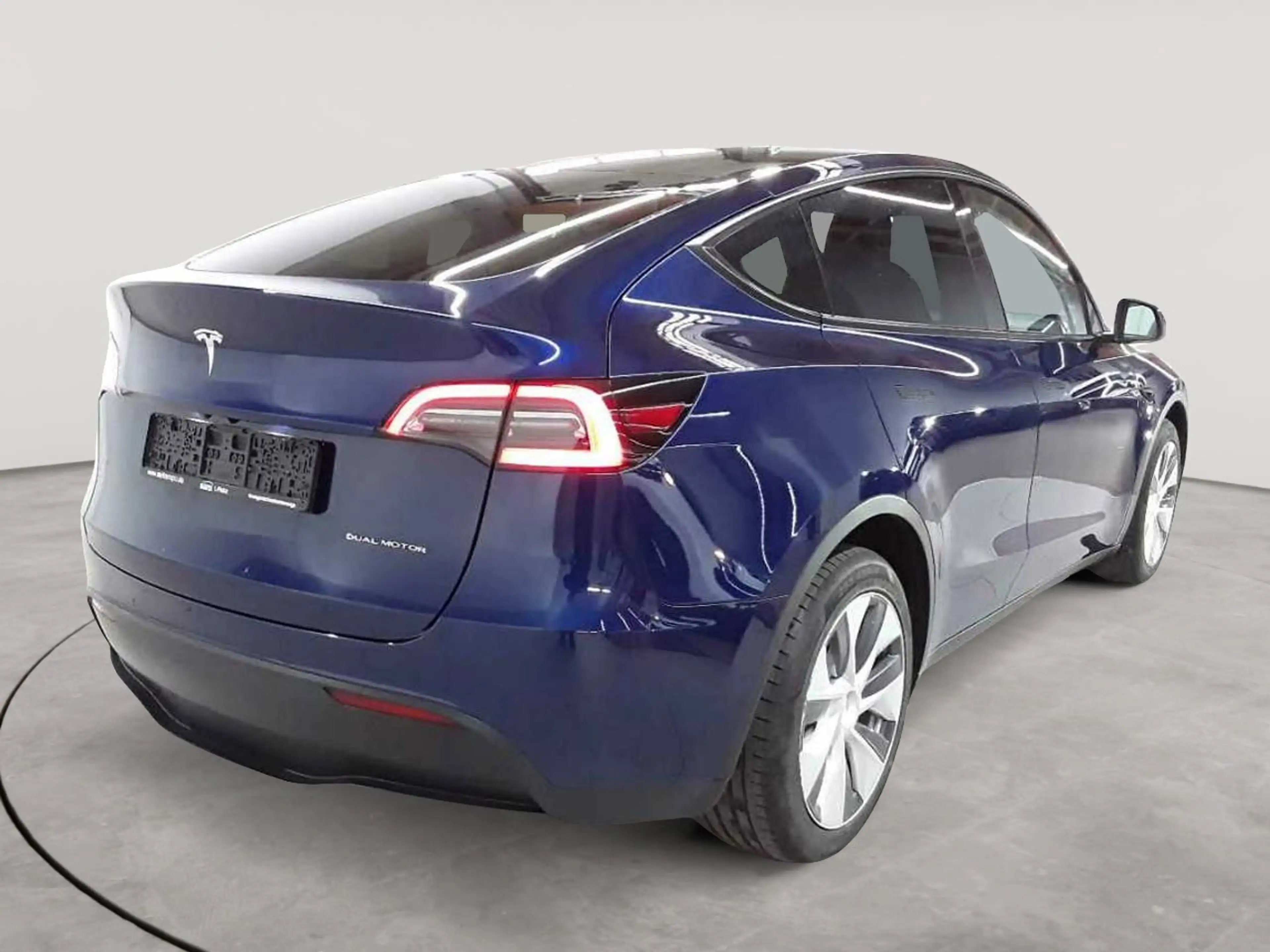 Tesla Model Y Long Range Dual Motor AWD — photo 4