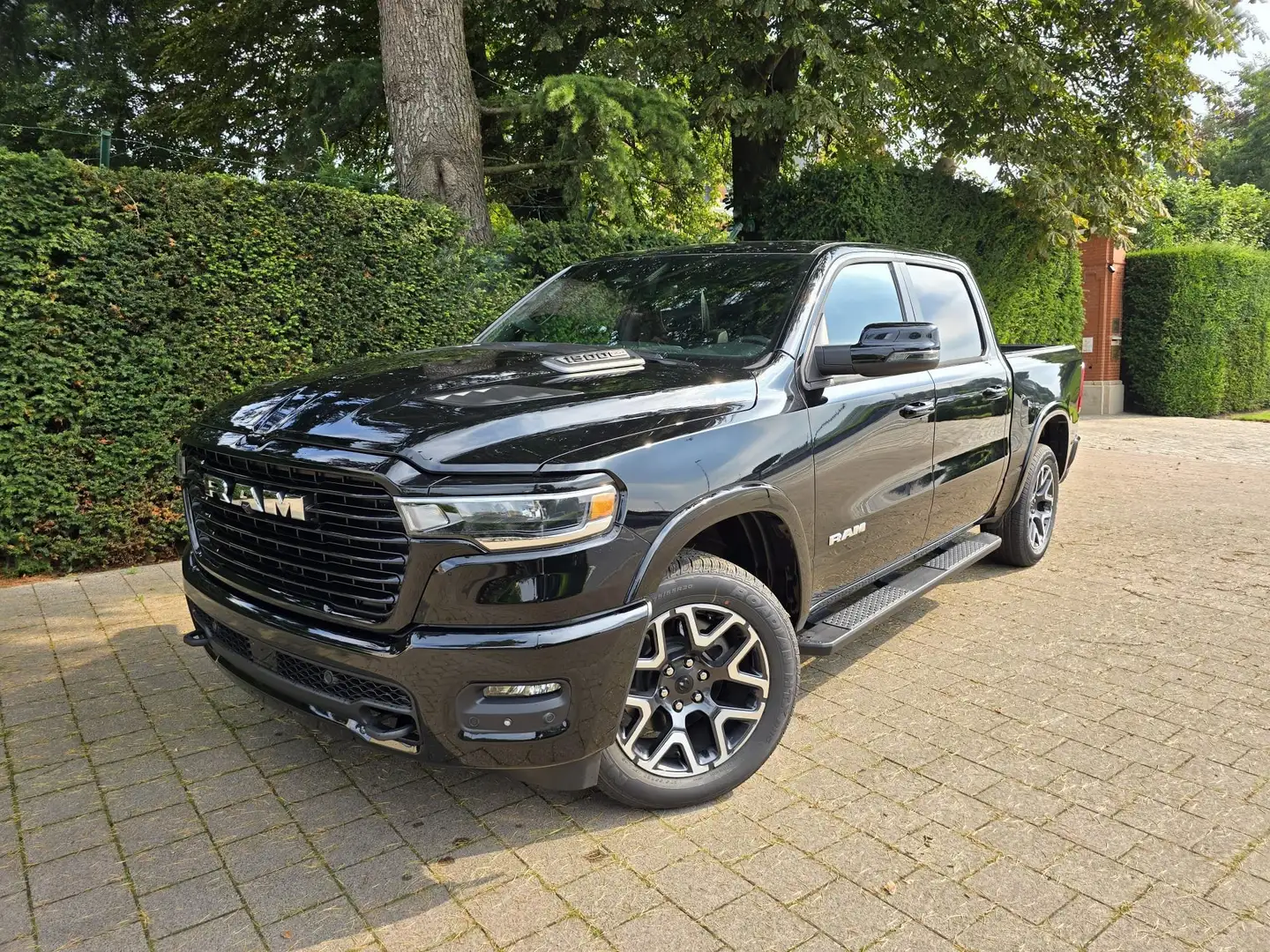 Dodge RAM Model 2025 Laramie Sport €61.400,-excl btw crna - 1