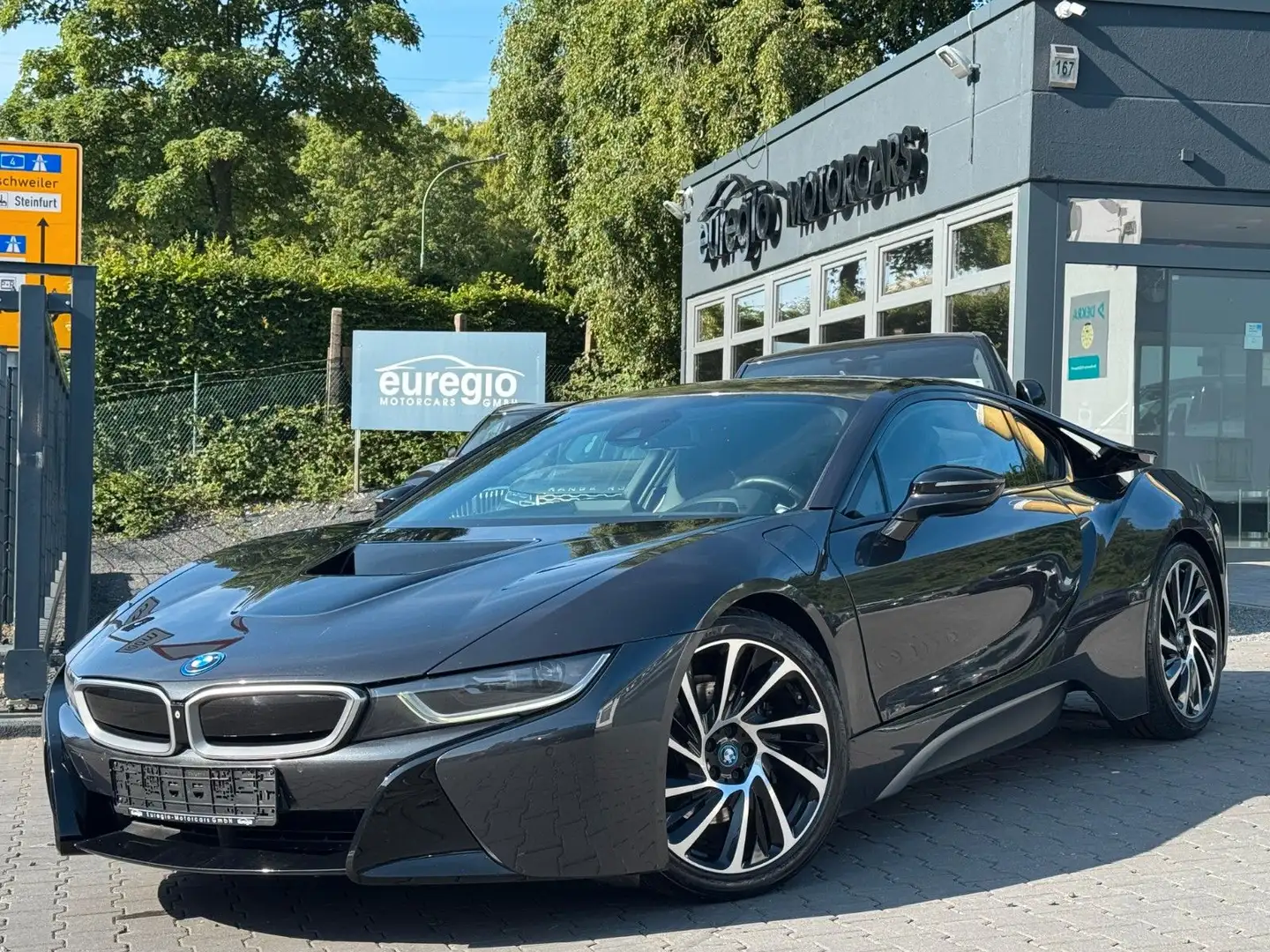 BMW i8 Coupe Pure Impulse 1 Hand /// Grau - 1
