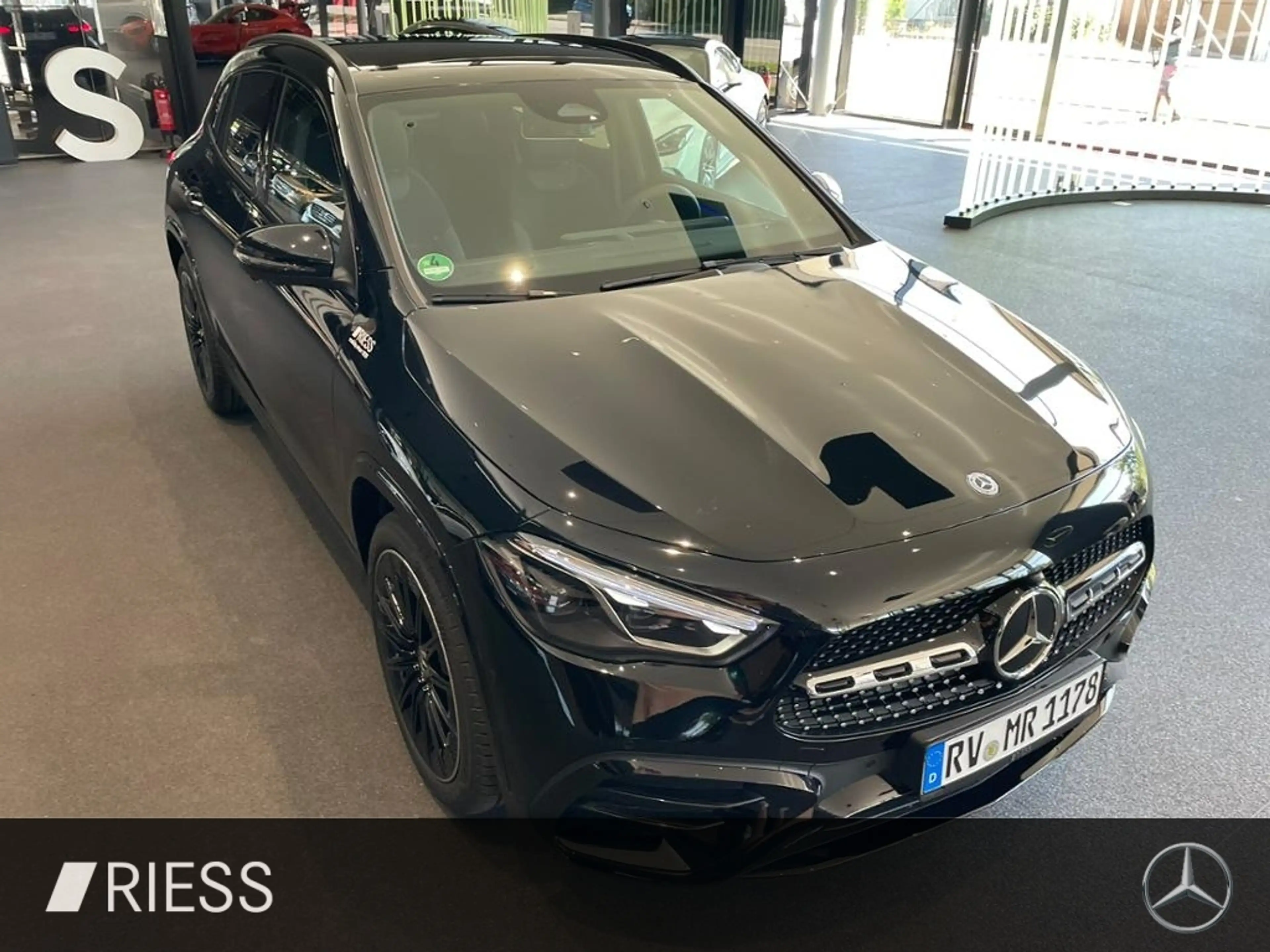 Mercedes-Benz GLA 200 AMG+PANO+AHK+DISTR+KEYL+MULTIBEAM+BURM+ — photo 9