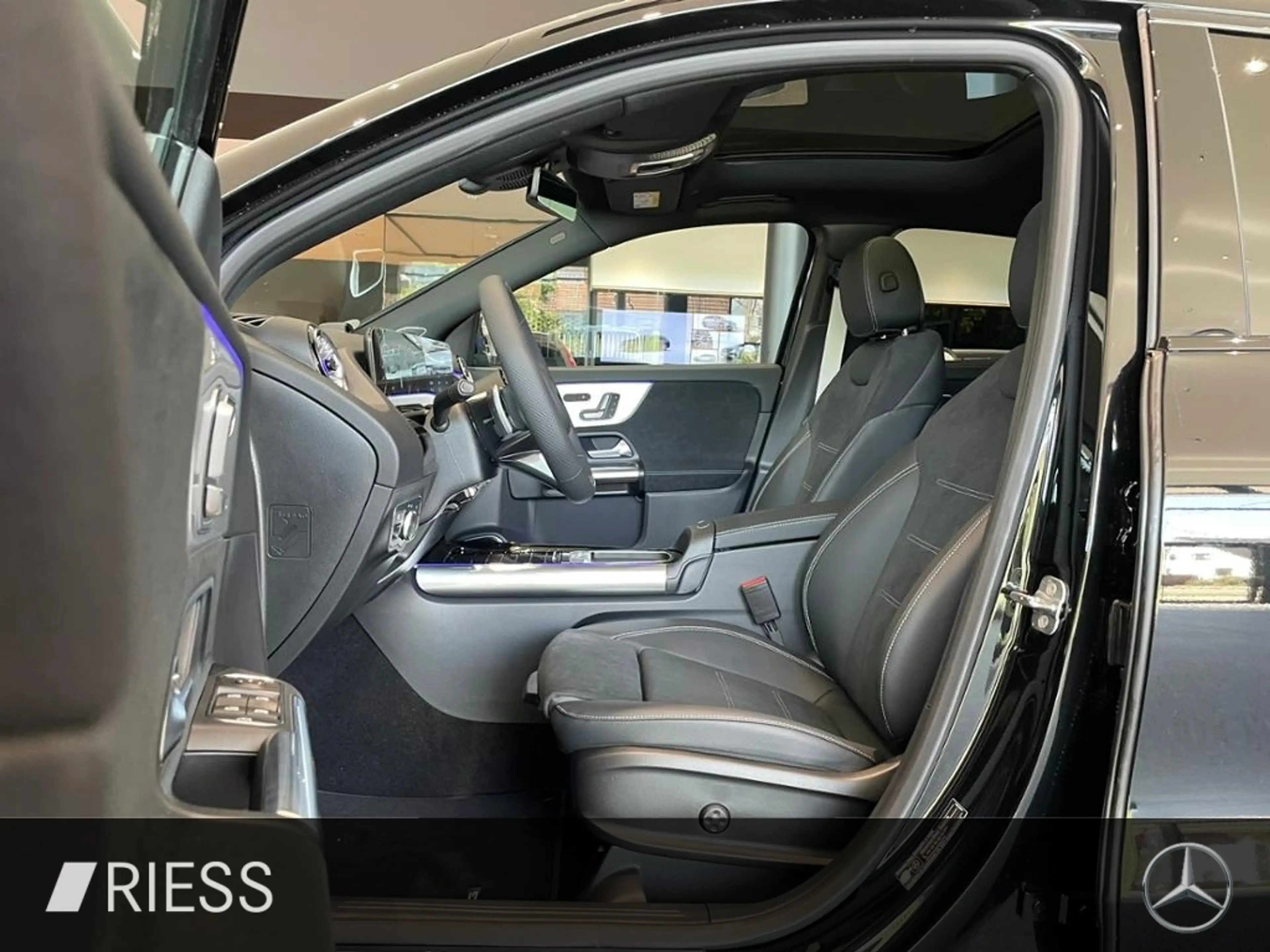 Mercedes-Benz GLA 200 AMG+PANO+AHK+DISTR+KEYL+MULTIBEAM+BURM+ — photo 3