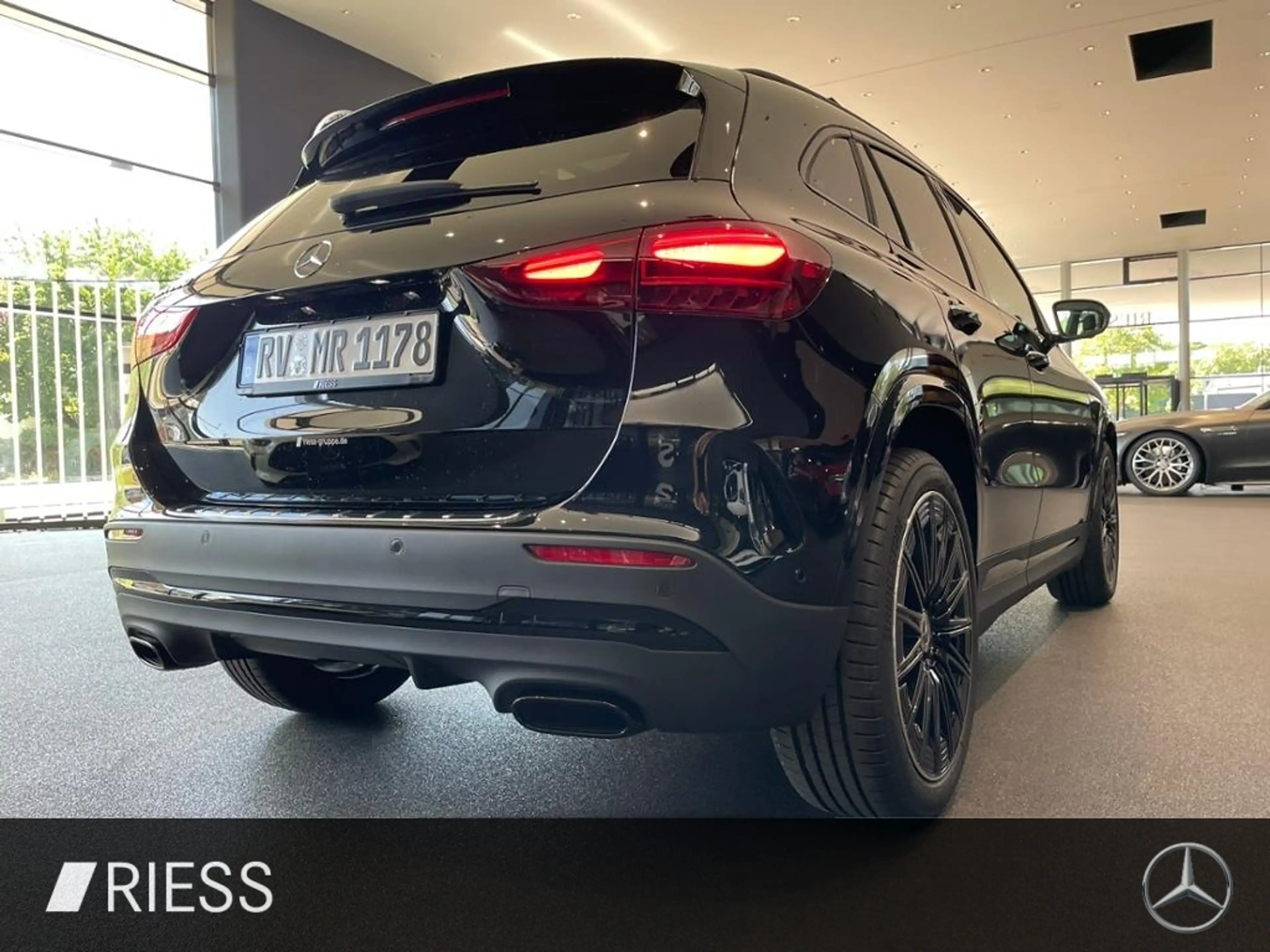 Mercedes-Benz GLA 200 AMG+PANO+AHK+DISTR+KEYL+MULTIBEAM+BURM+ — photo 8