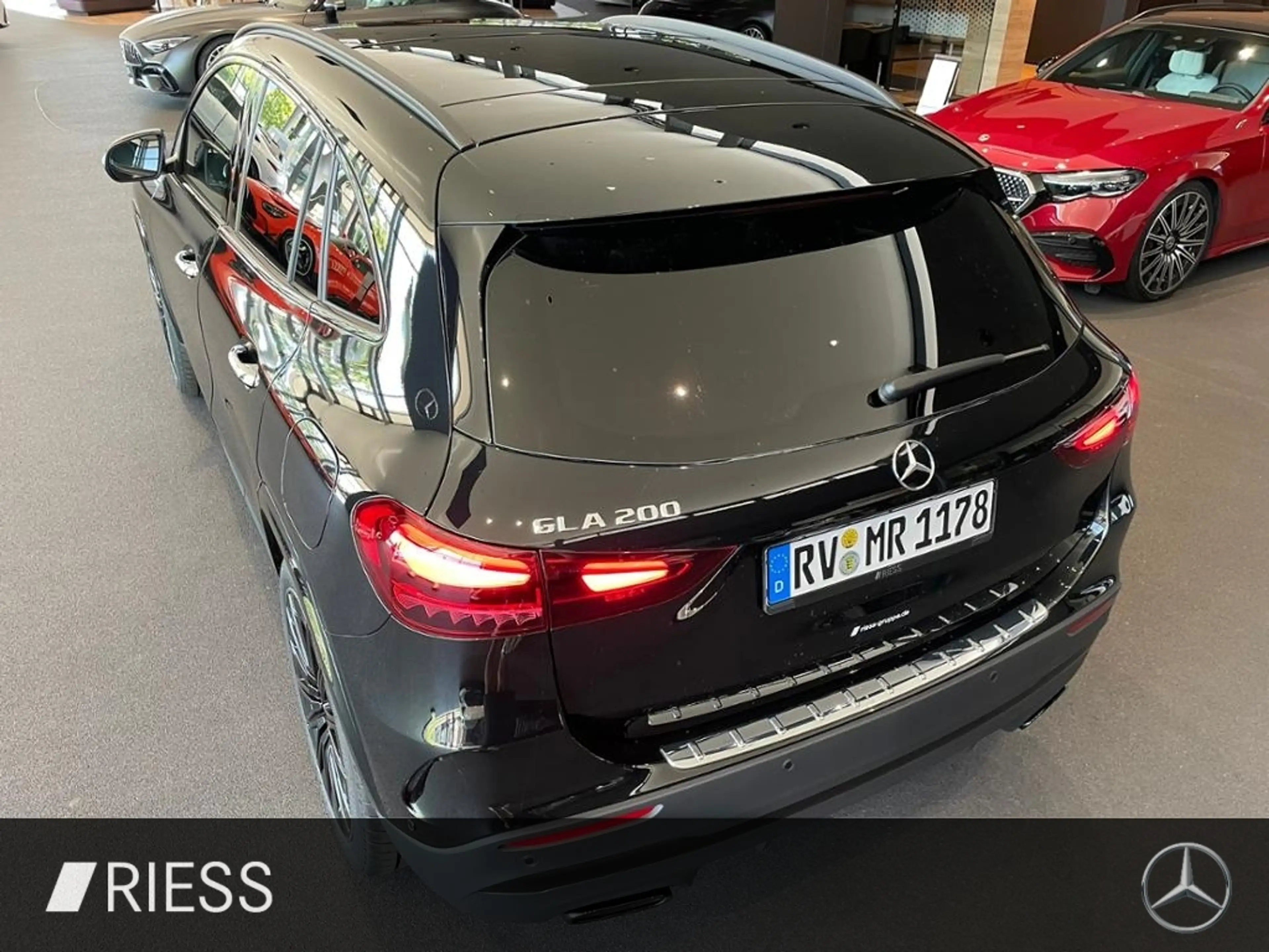 Mercedes-Benz GLA 200 AMG+PANO+AHK+DISTR+KEYL+MULTIBEAM+BURM+ — photo 7