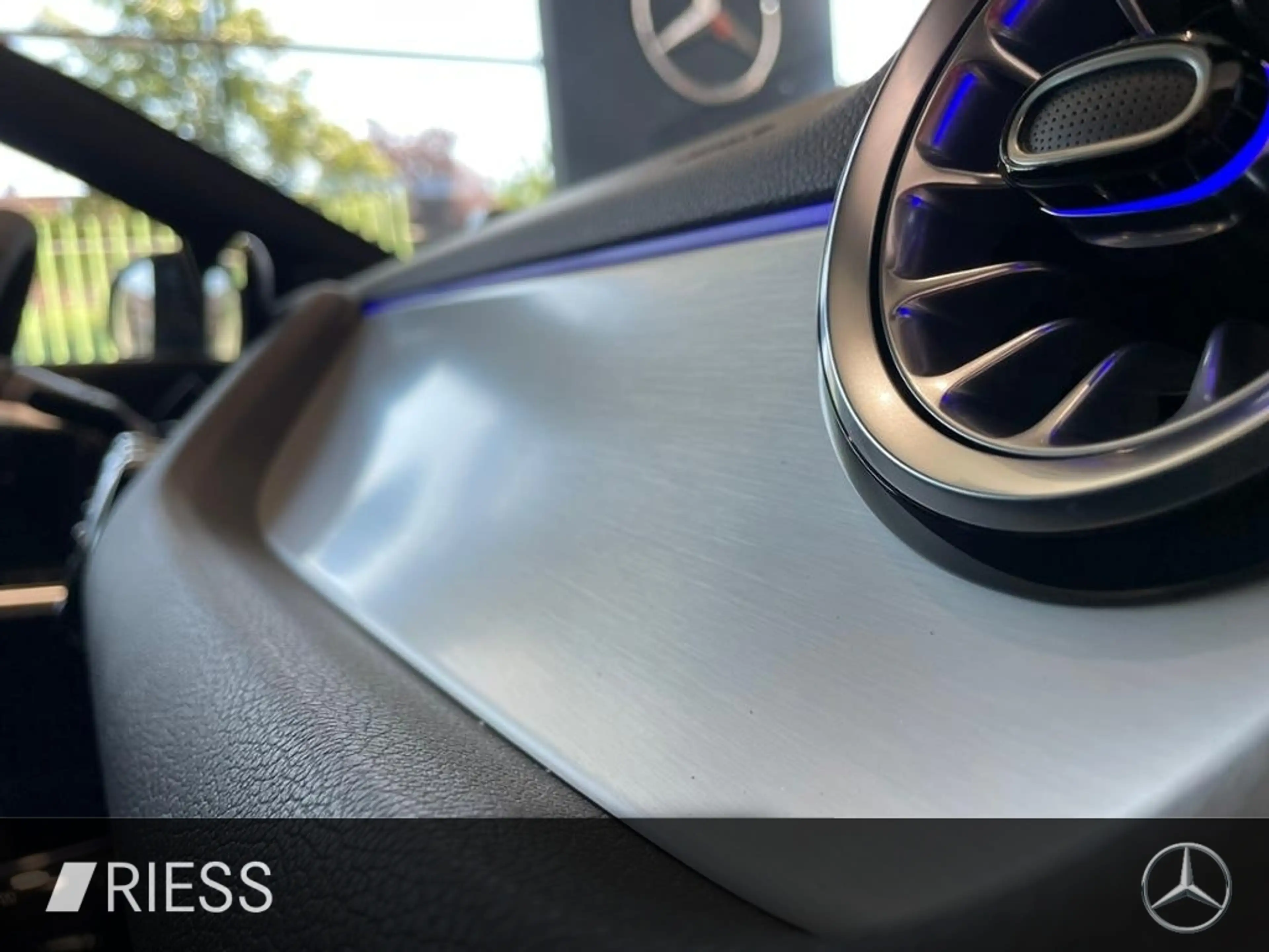 Mercedes-Benz GLA 200 AMG+PANO+AHK+DISTR+KEYL+MULTIBEAM+BURM+ — photo 12
