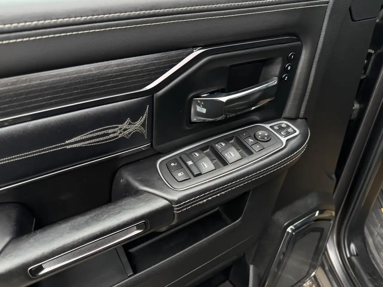 RAM 3500 снимка RAM 3500