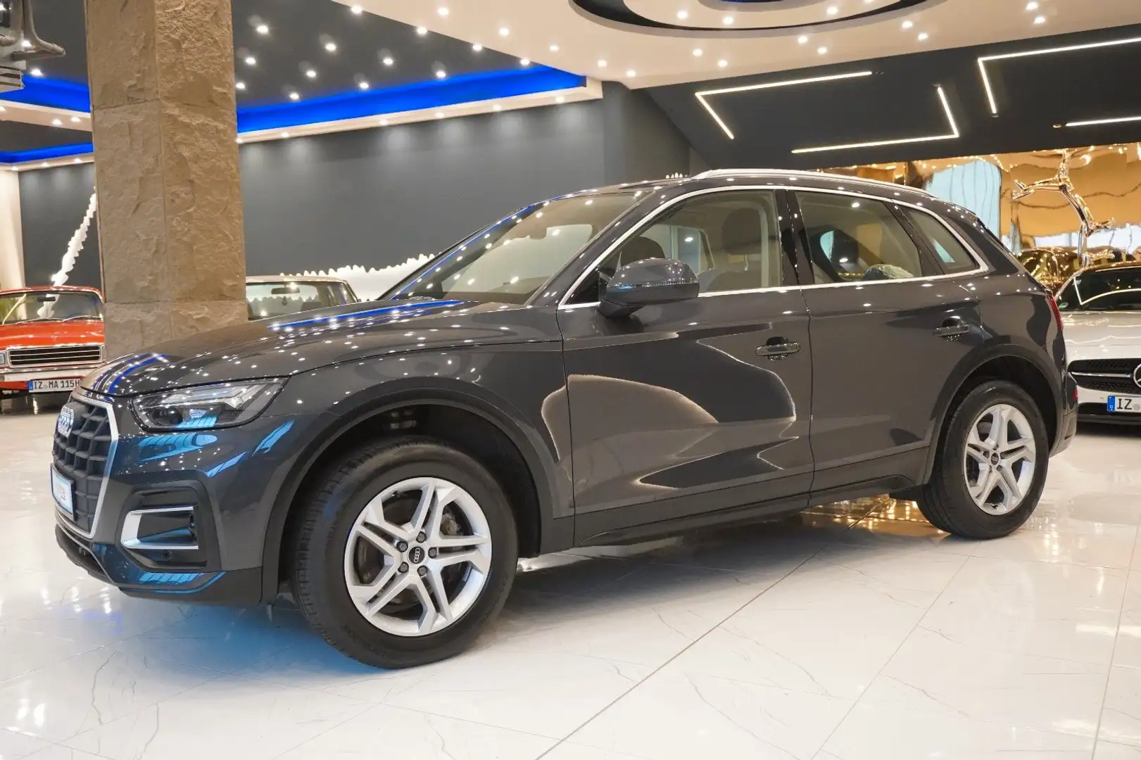 Audi Q5 40 TDI quattro/AHK+Kamera+Tempo+TWA+Navi Grau - 2