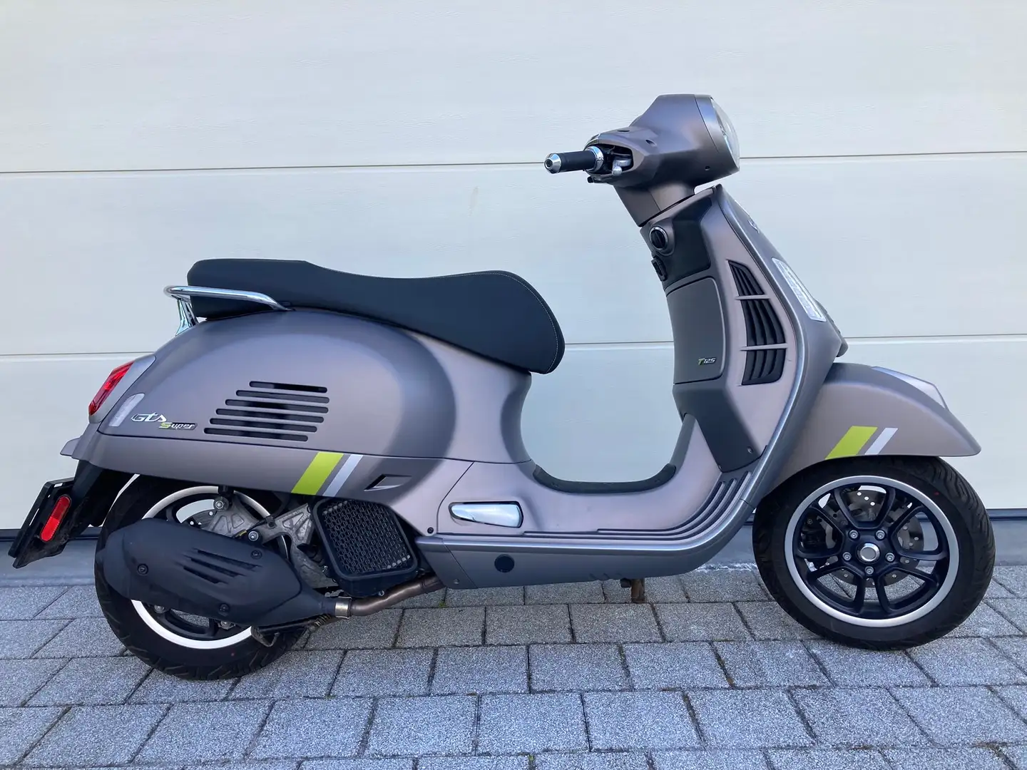 Vespa GTS 125 SuperTech MY23 Gri - 1