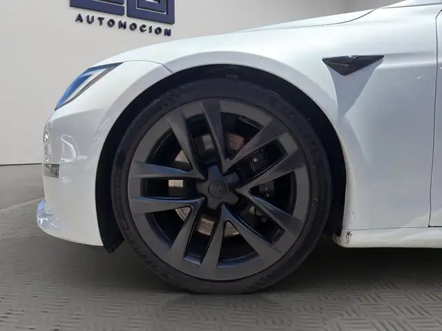 Tesla Model S view 8