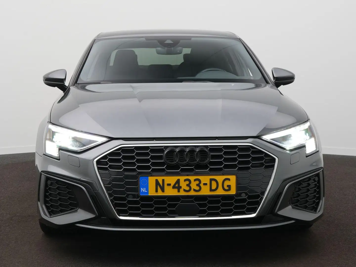Audi A3 Limousine 35 TFSI S edition S-Line | Virtual | 19 Grijs - 2