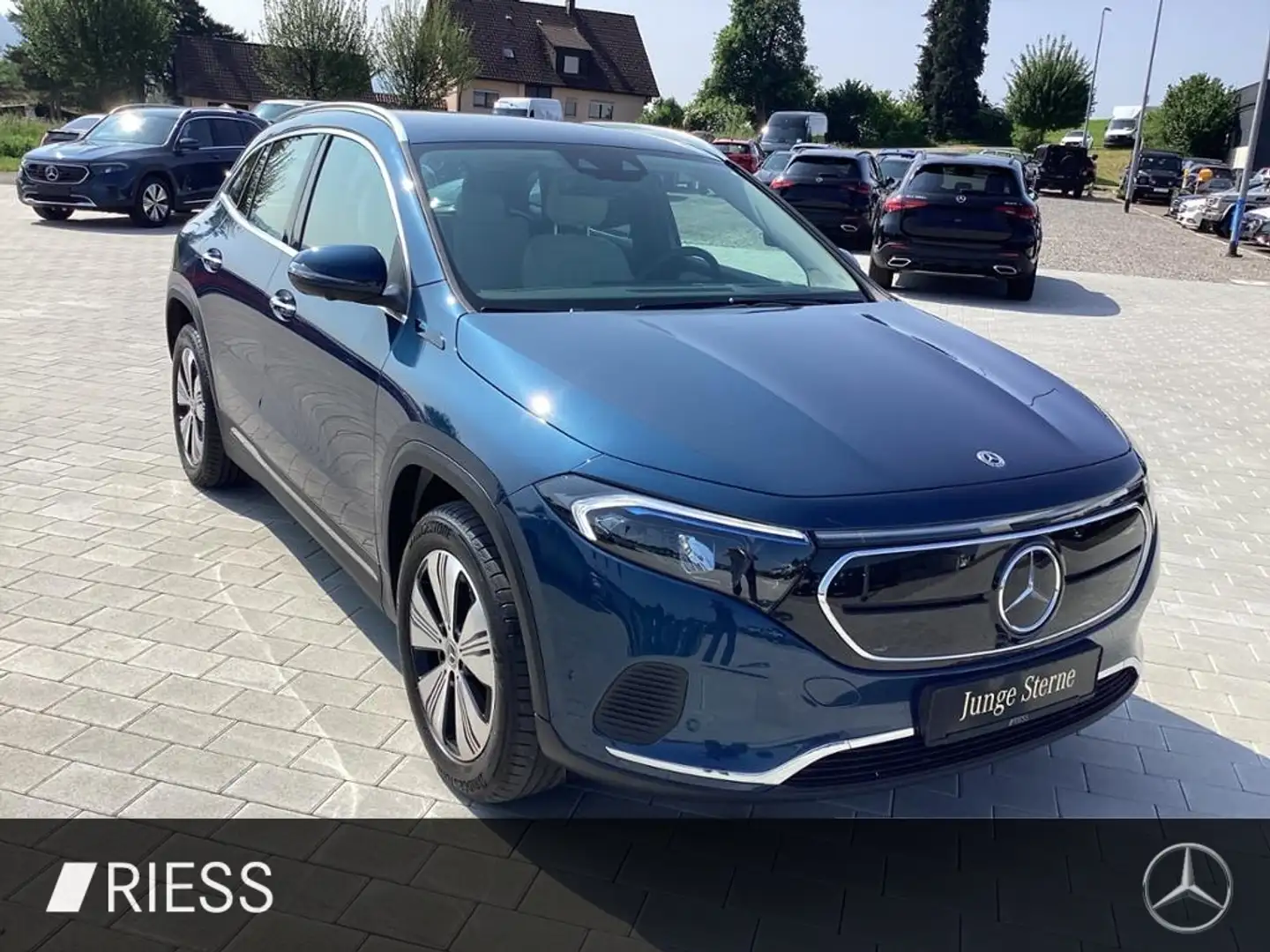 Mercedes-Benz EQA 300 4M Progr. AHK Fahrassist. Memory 360° Albastru - 2