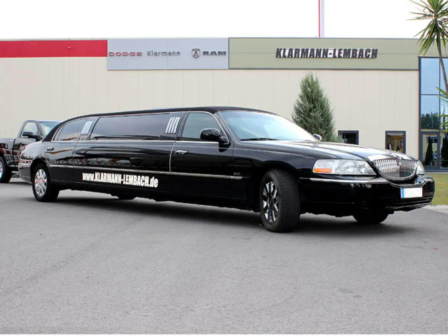 Lincoln Town Car Stretch Limousine Black - 1