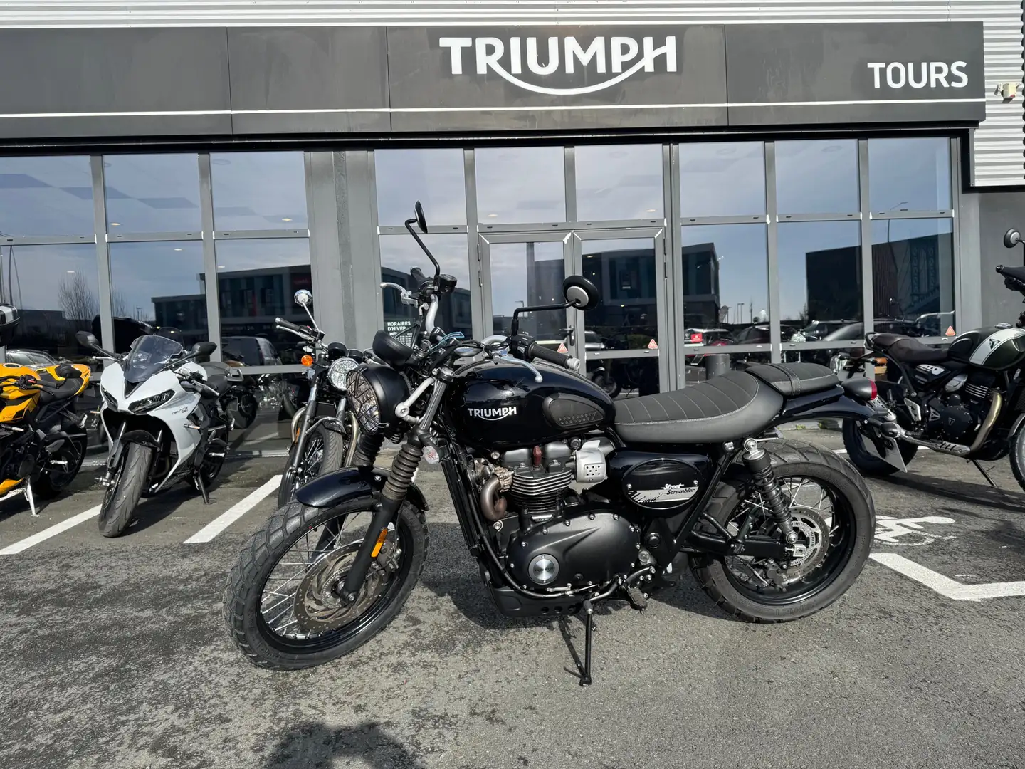 Triumph Street Scrambler Zwart - 1