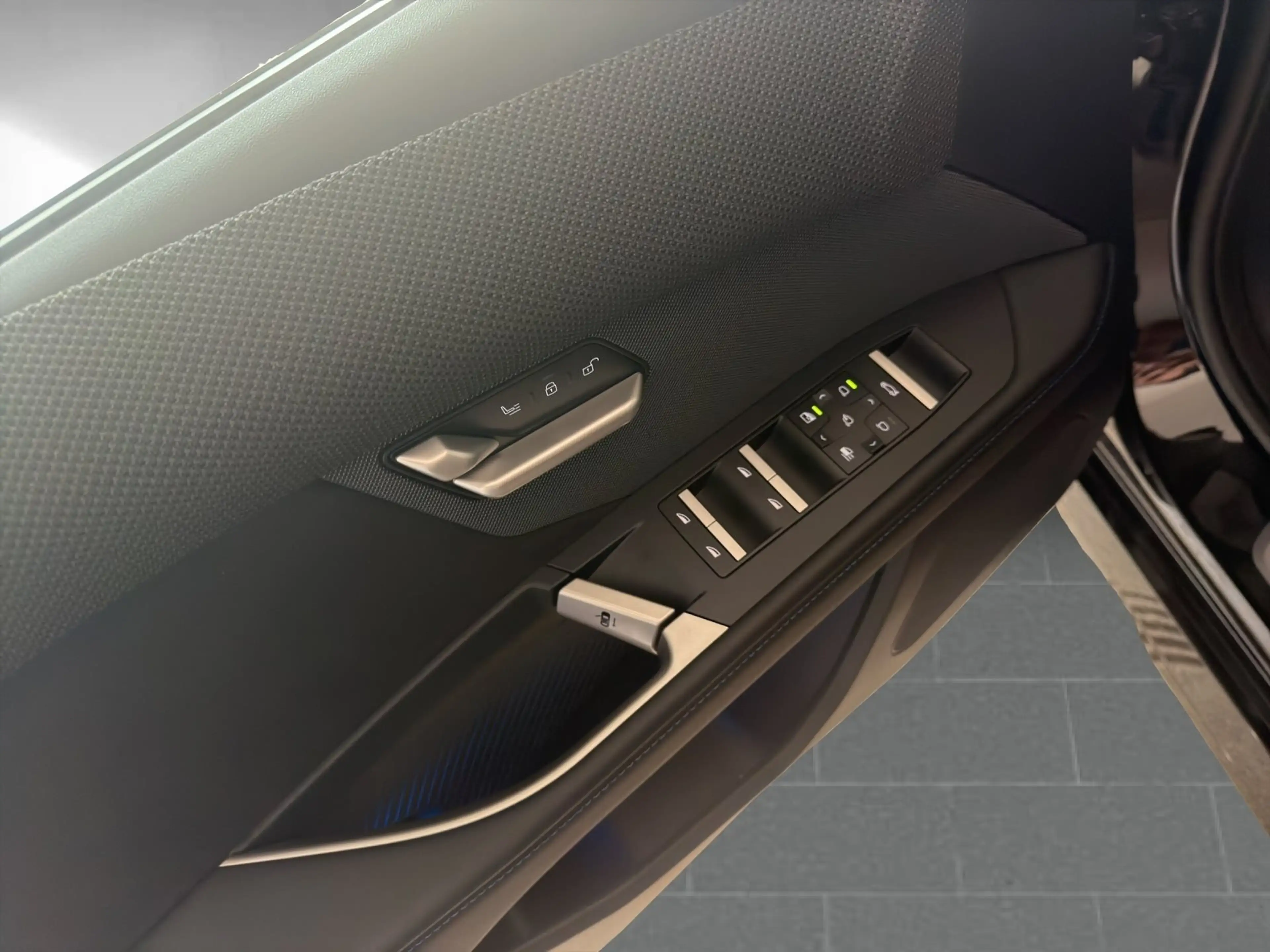 BMW i3 50 xDrive — photo 11