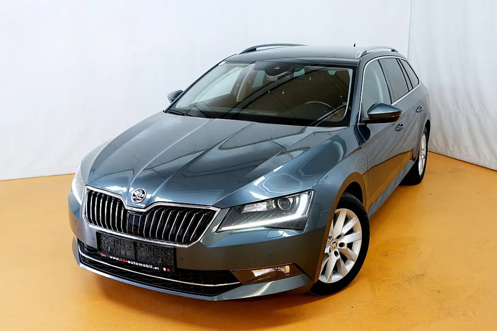 Skoda Superb Kombi 2,0 TDI Style DSG Grau - 1