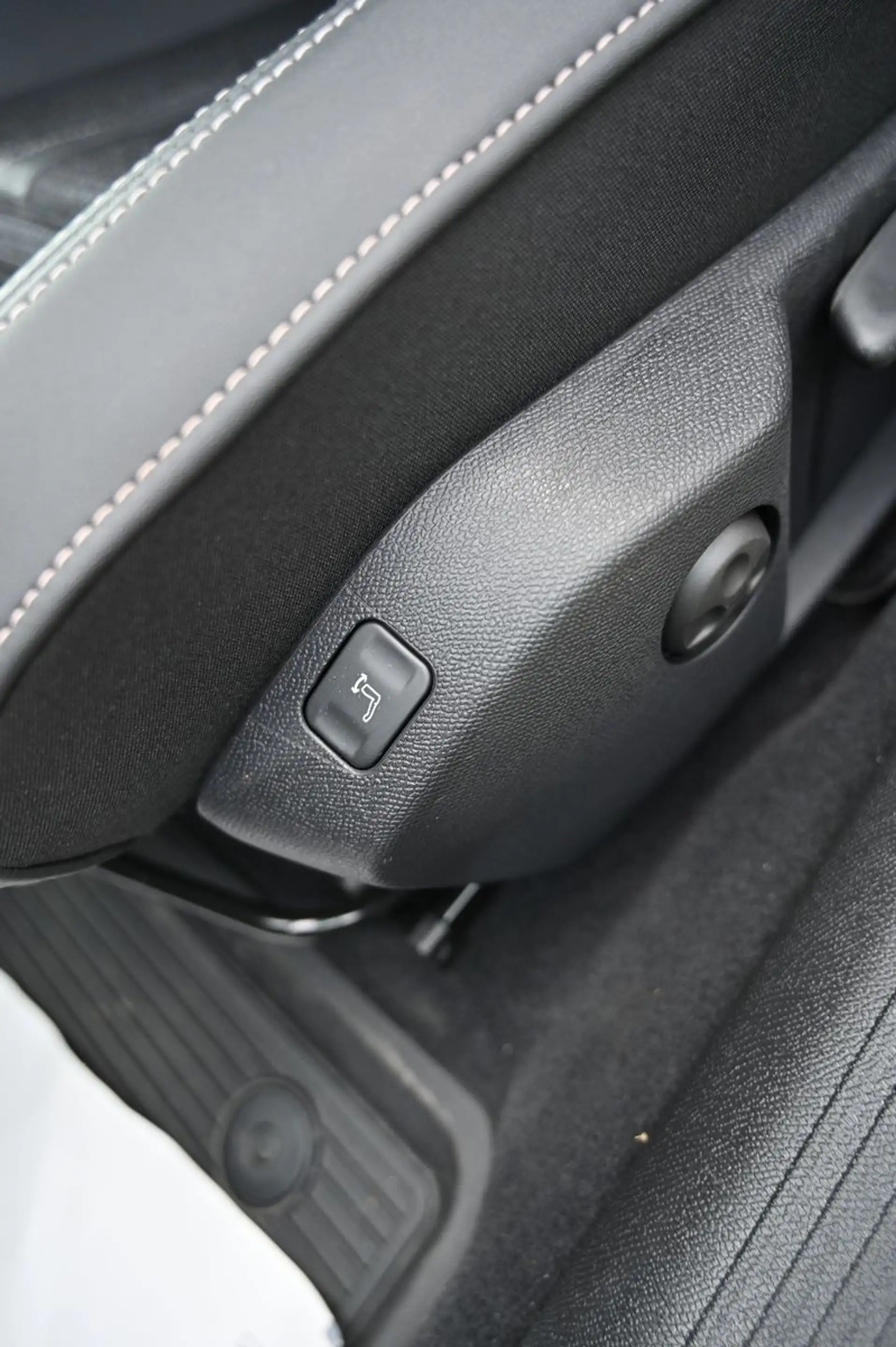 Peugeot 508 SW Hybrid 225 Allure LED NAVI Leder 1.Hd — photo 15