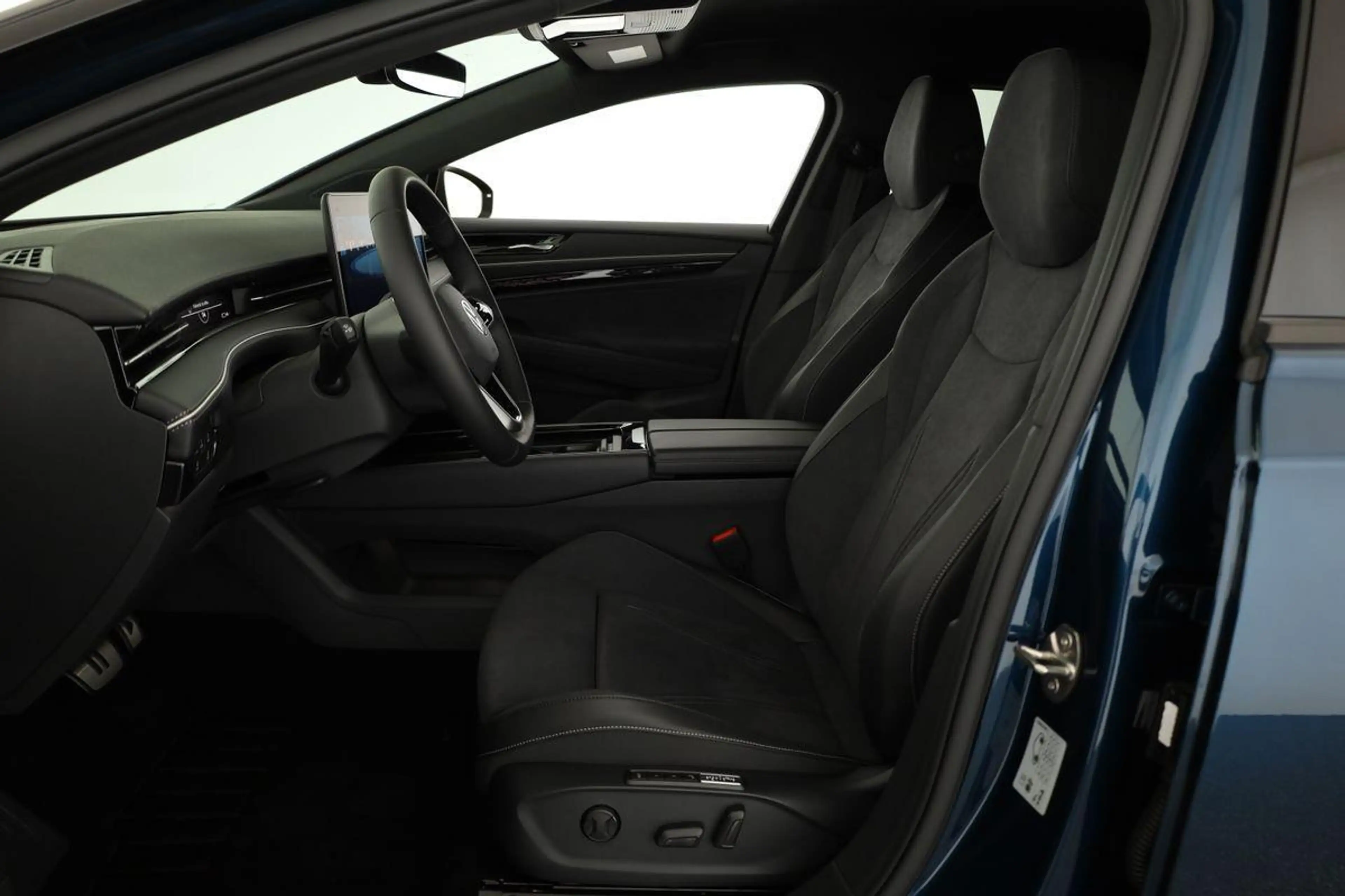 Volkswagen ID.7 Pro 210 kW Black, AHK, HuD, IQ.Light, IQ.Drive,... — photo 9
