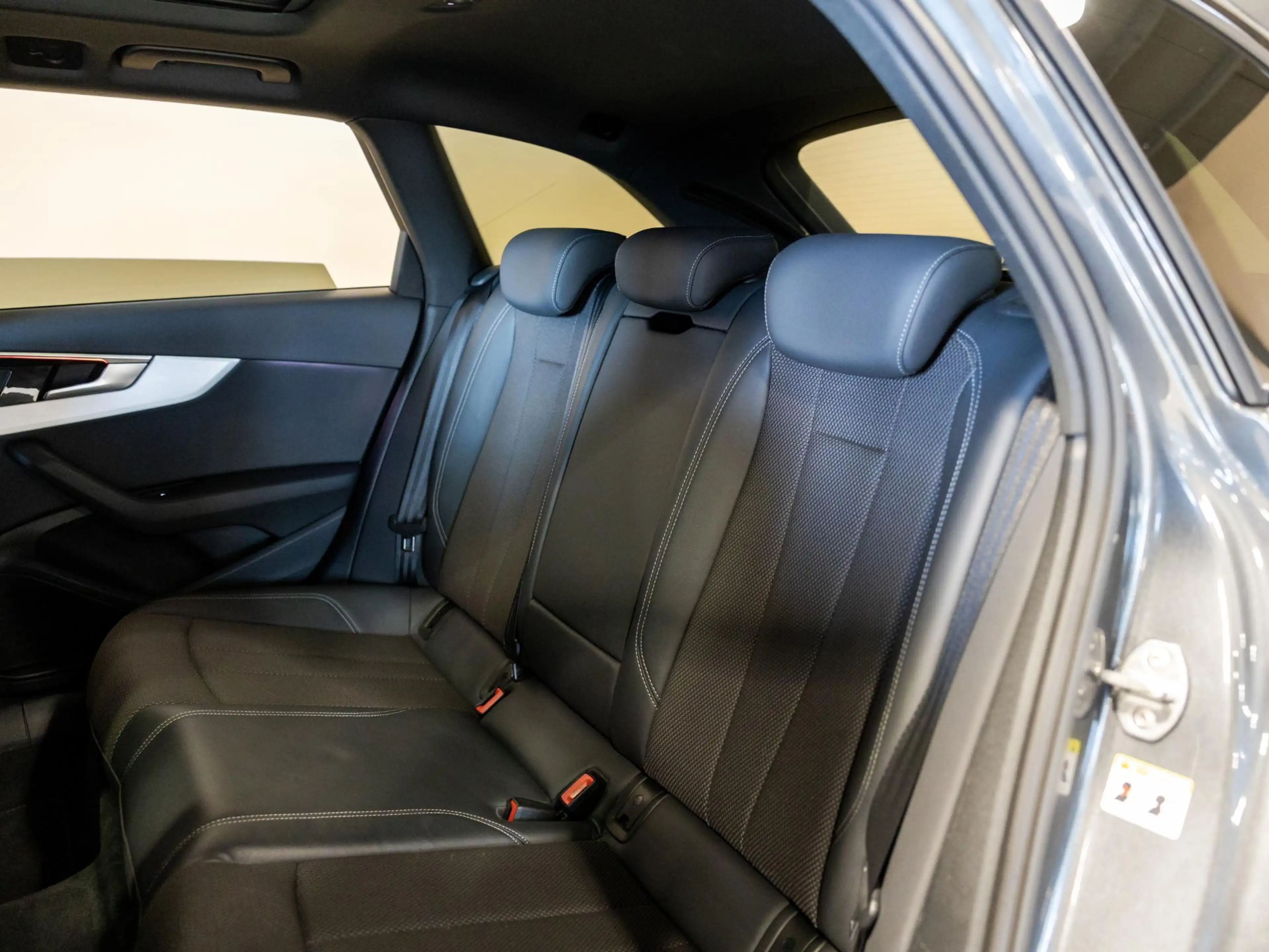 Audi A4 Avant 35 TFSI S-Line edition / 150pk / NAP / Panor — photo 12